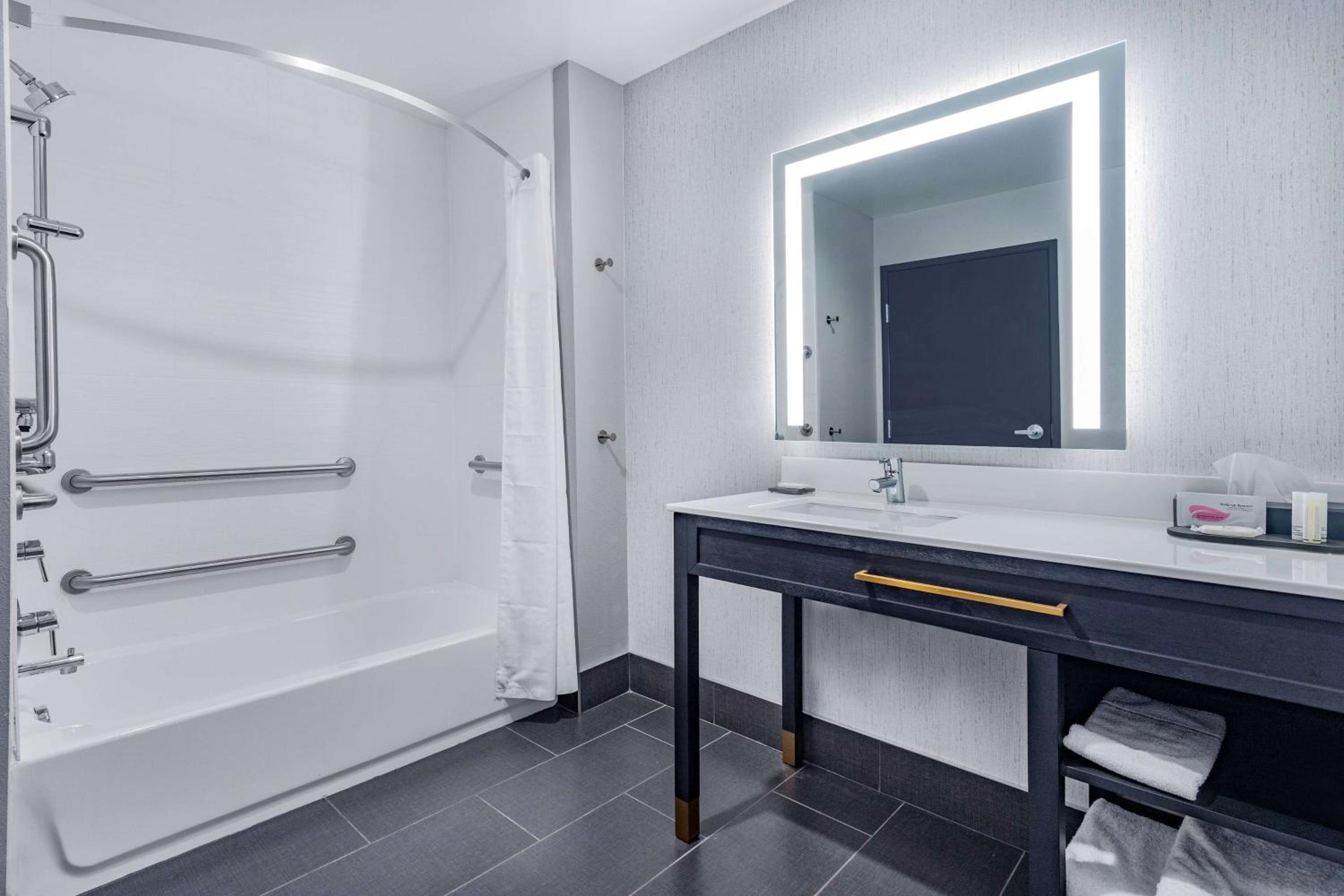 1 King Bed, Mobility Accessible Room, Bathtub w/Grab Bars, Non-Smoking - Photo 4