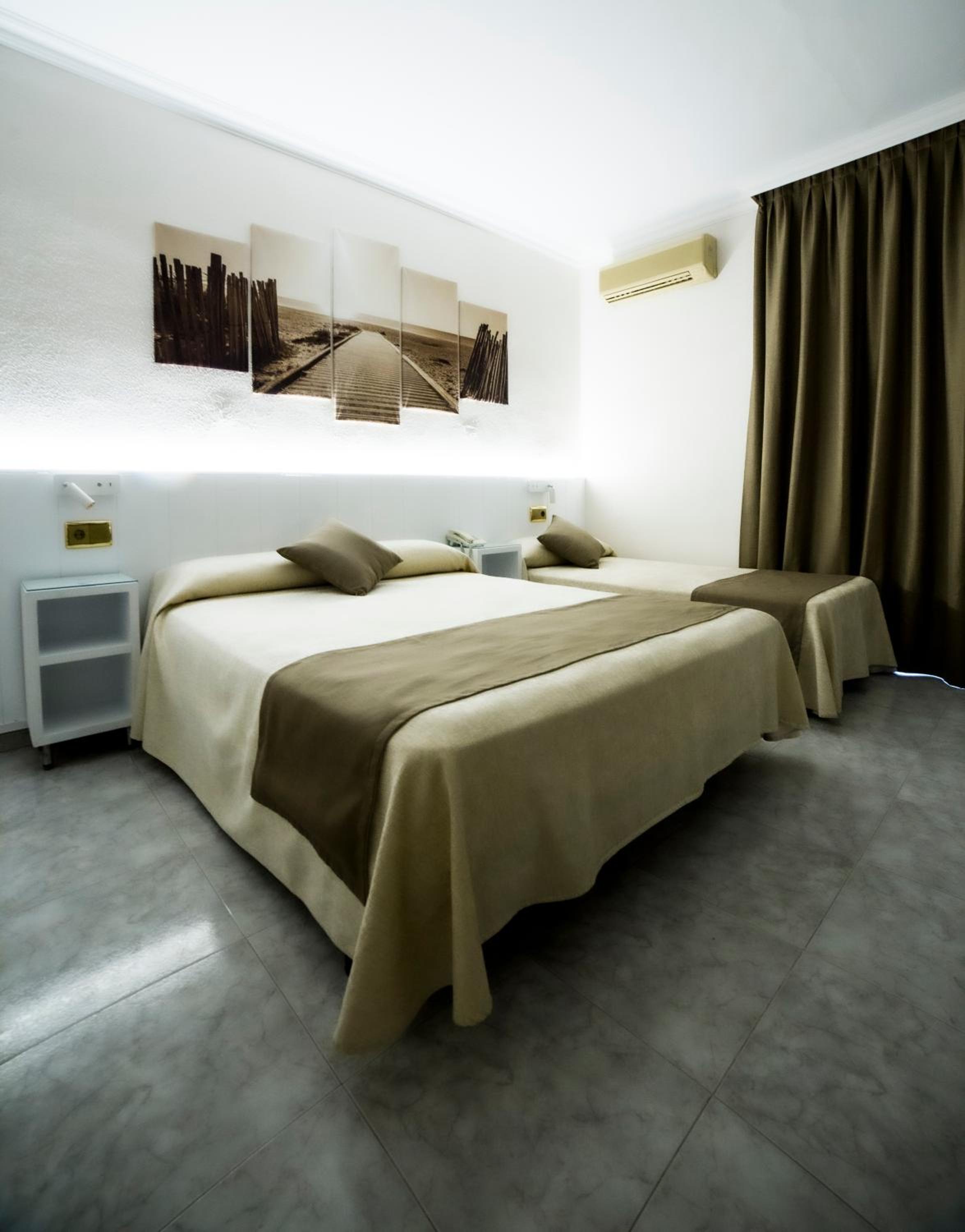 Habitación triple (2 adultos + 1 niño) con balcón