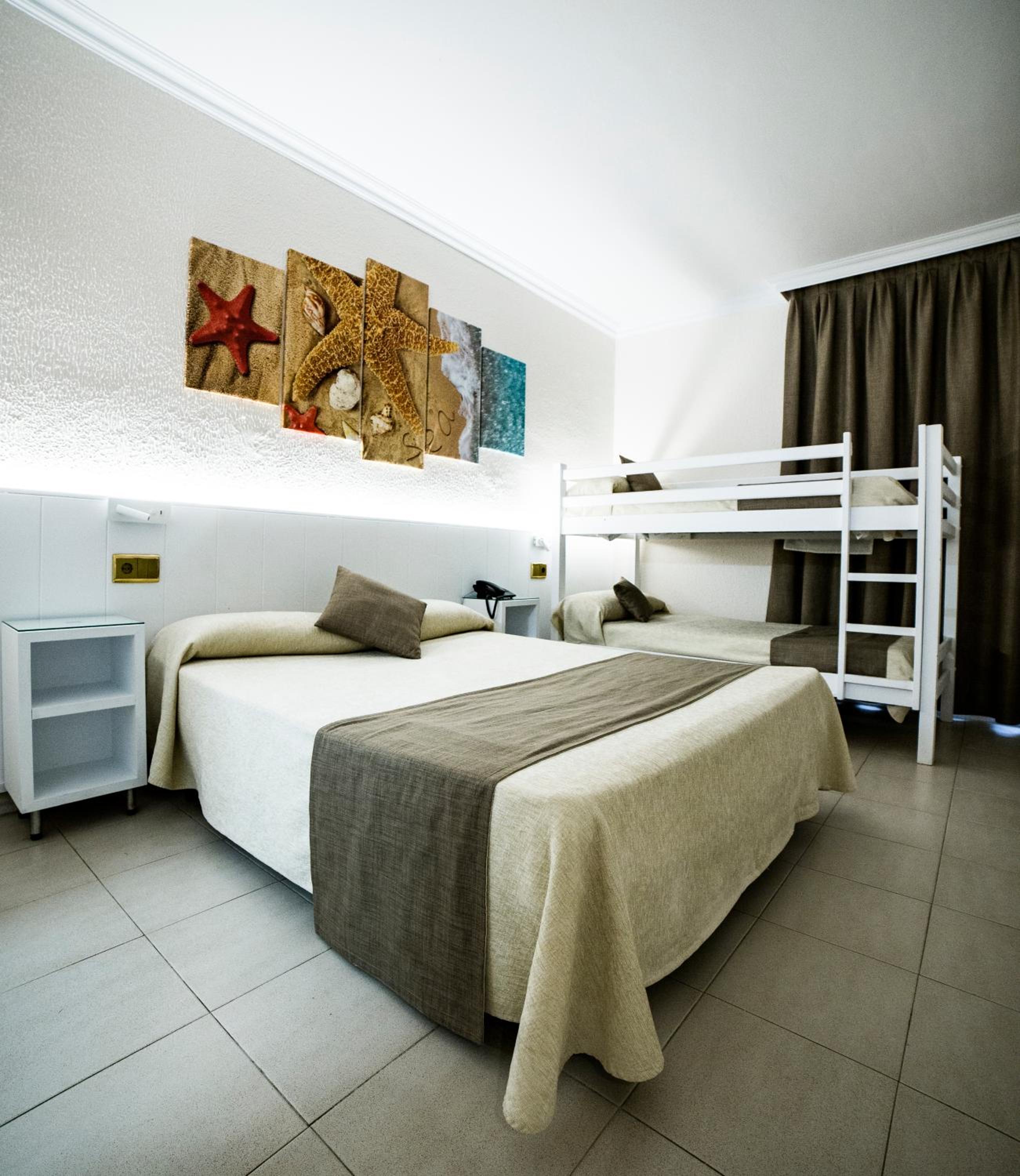 Habitación Cuádruple (2 Adultos + 2 Niños)