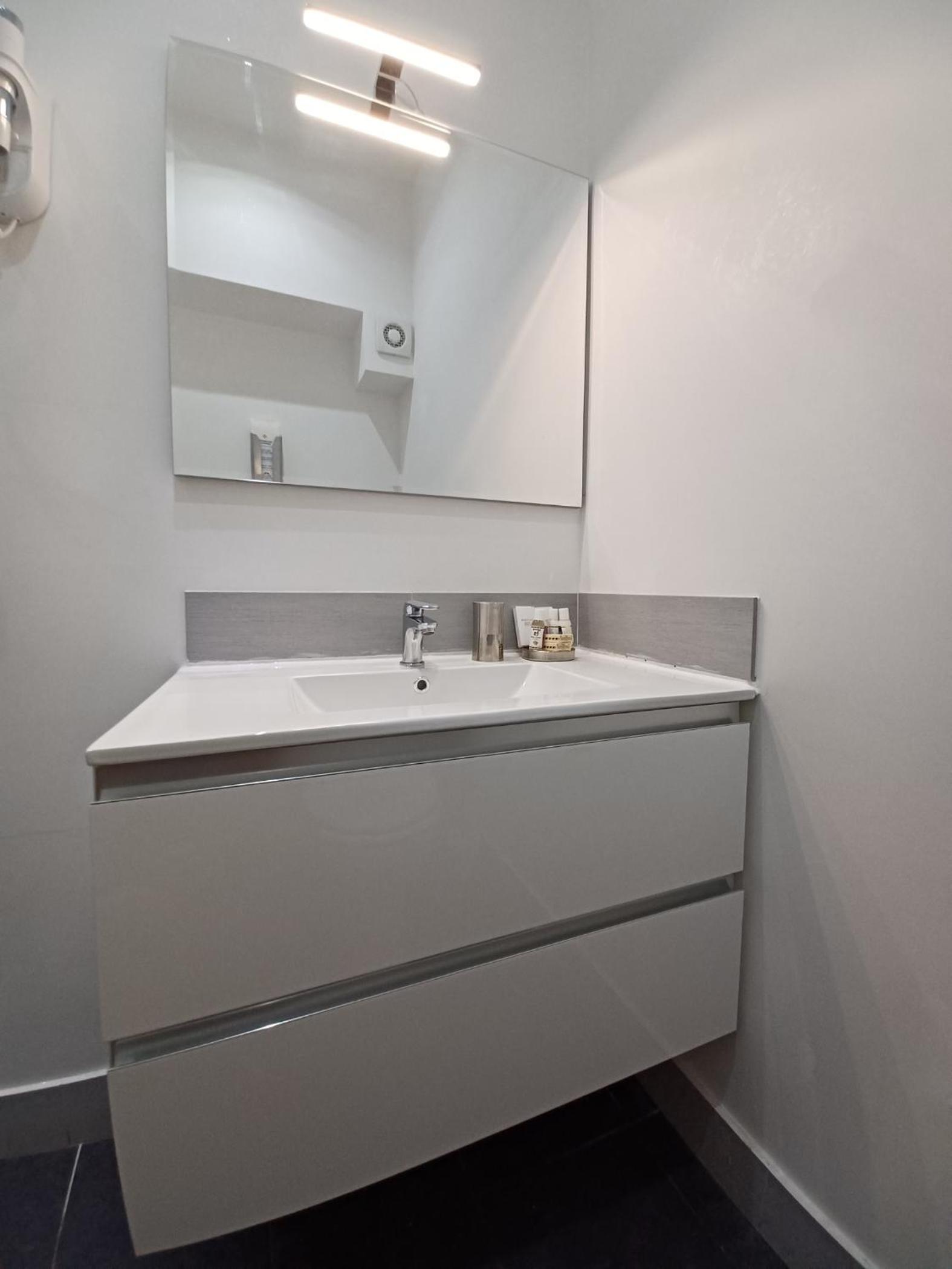 Standard Double or Twin Room photo 3