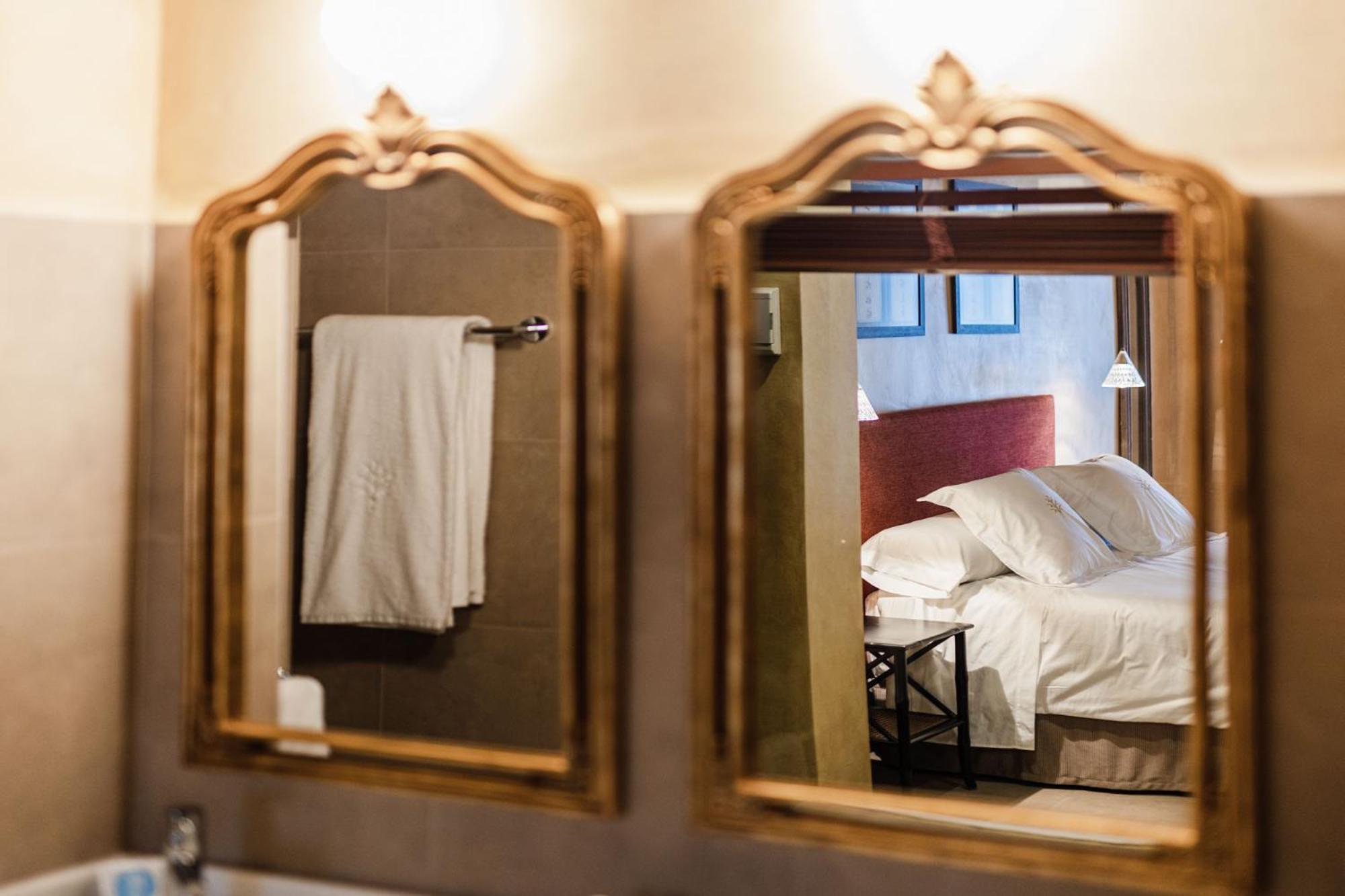 Standard Double Room - Photo 9