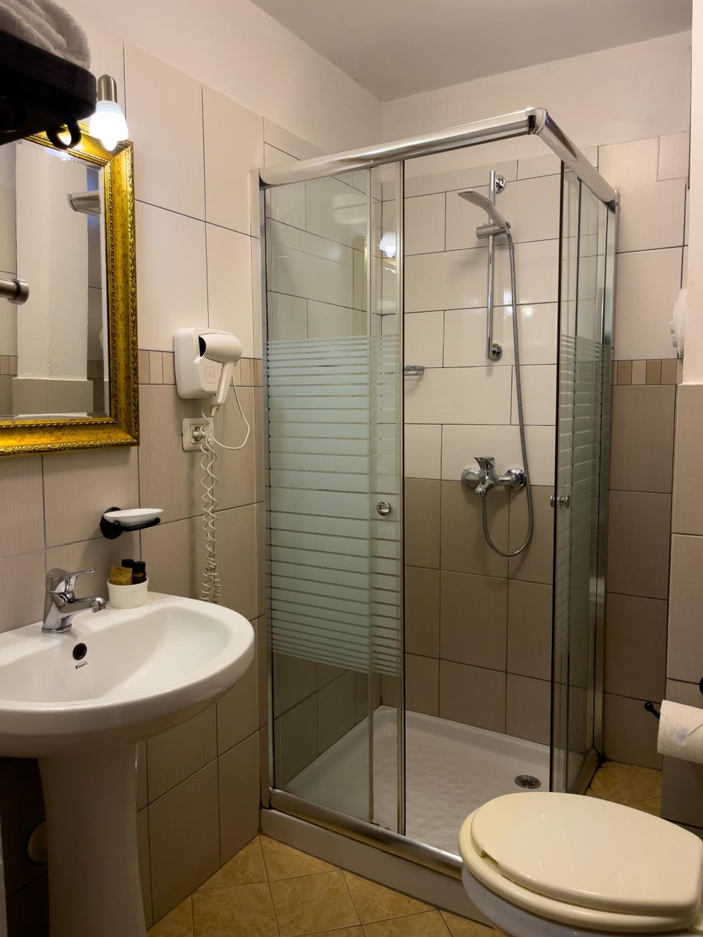 Budget Double Room photo 3