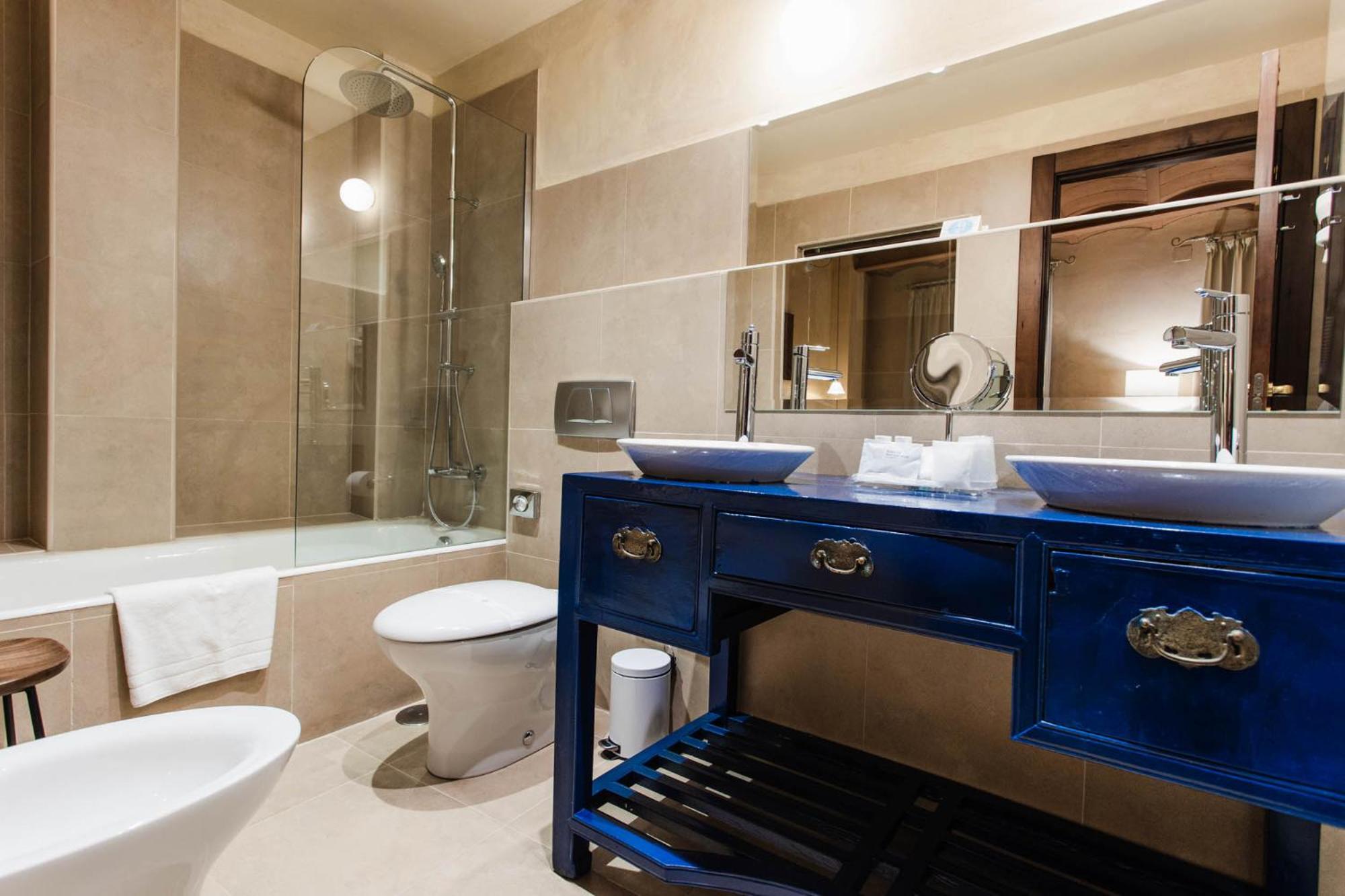 Standard Double Room - Photo 11