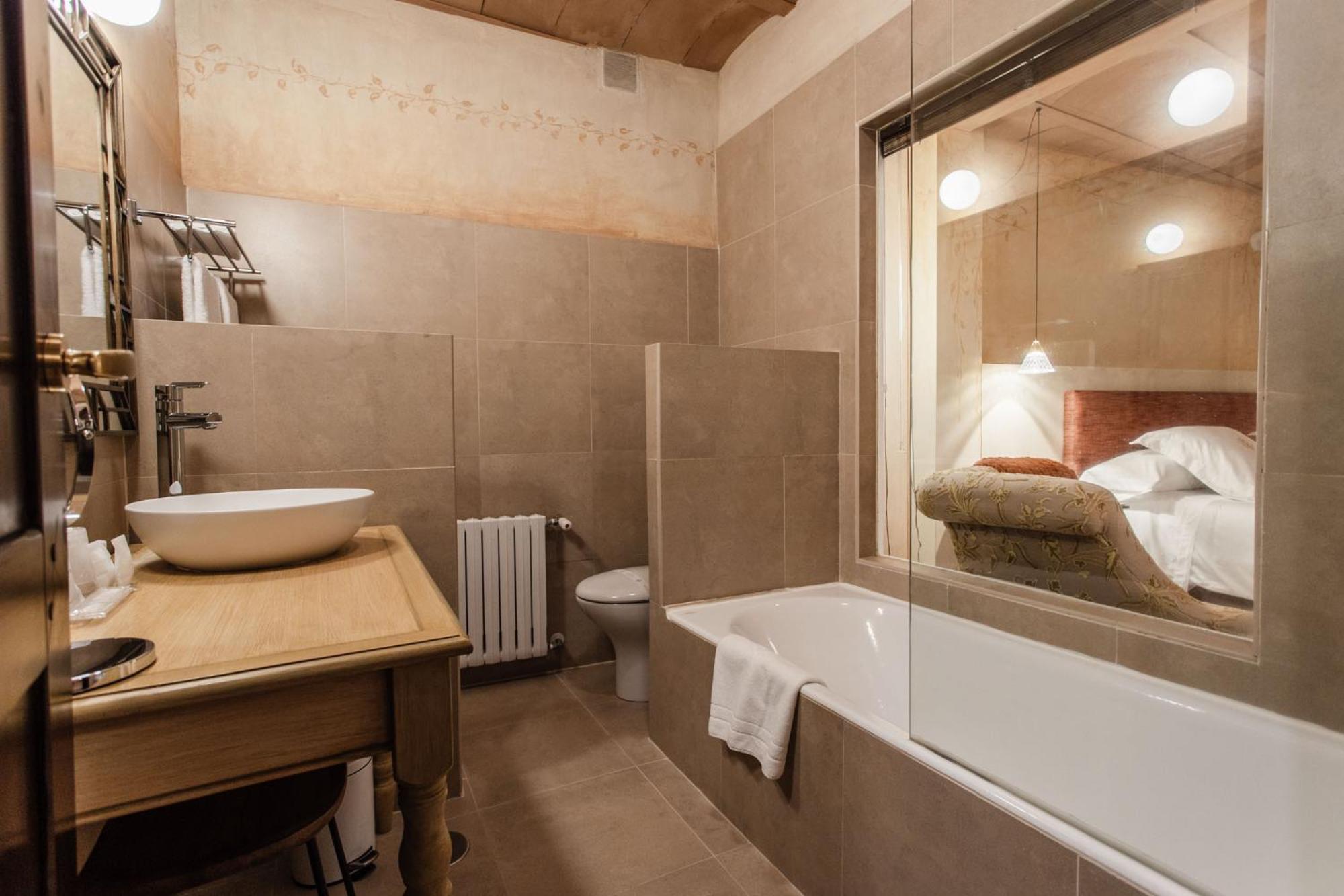 Standard Double Room - Photo 8