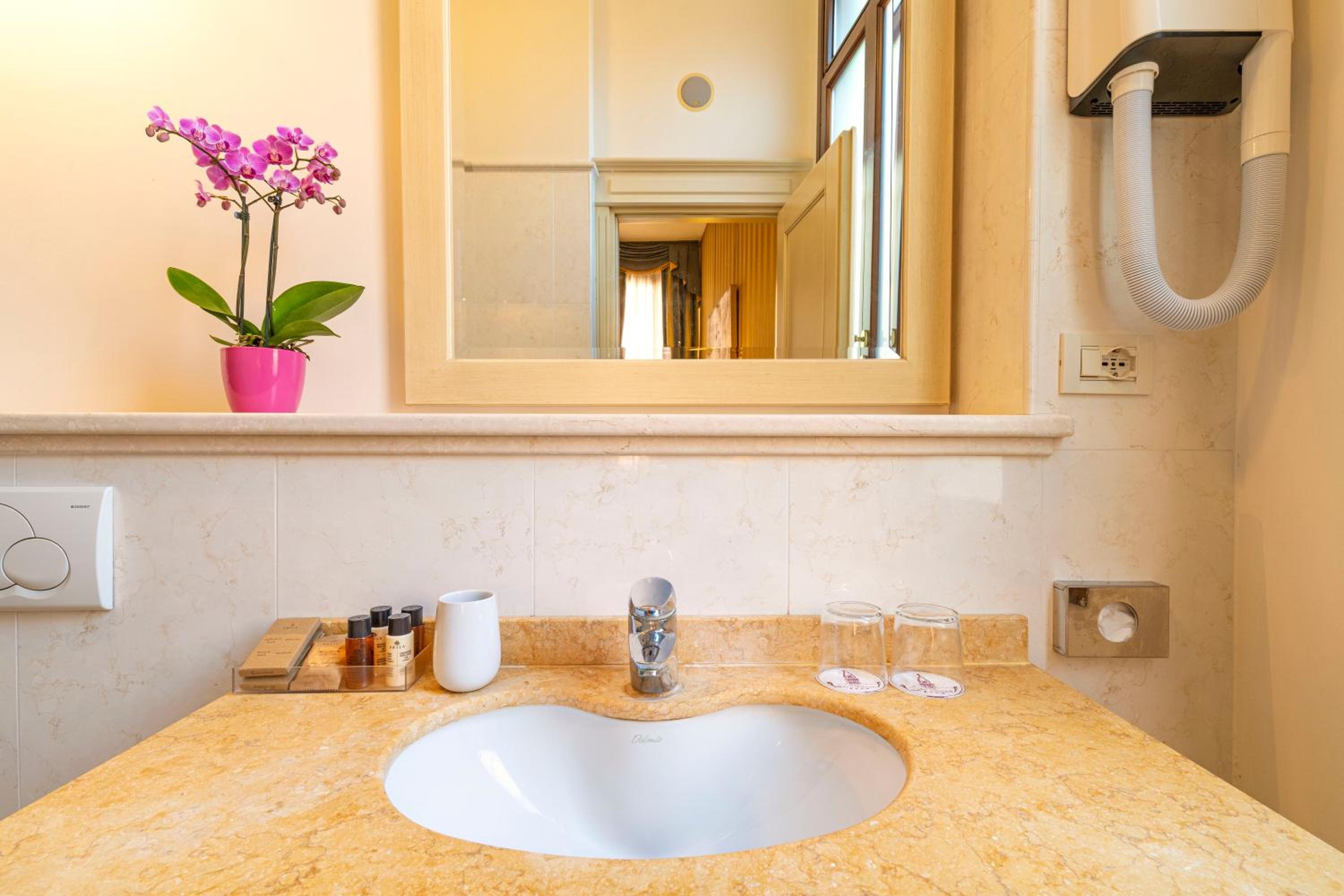 Deluxe Double or Twin Room with Canal View photo 2