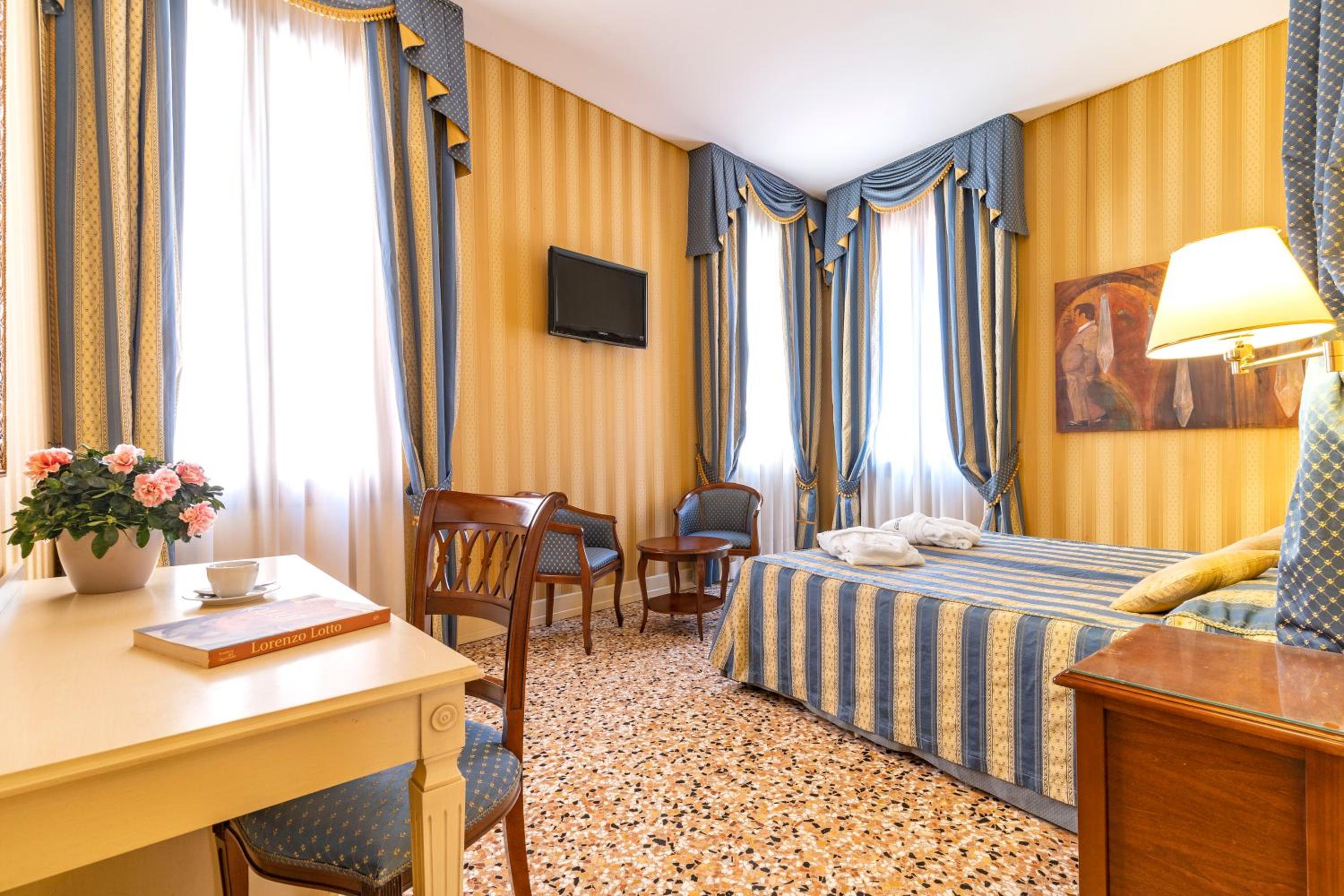 Suite with Canal View photo 3
