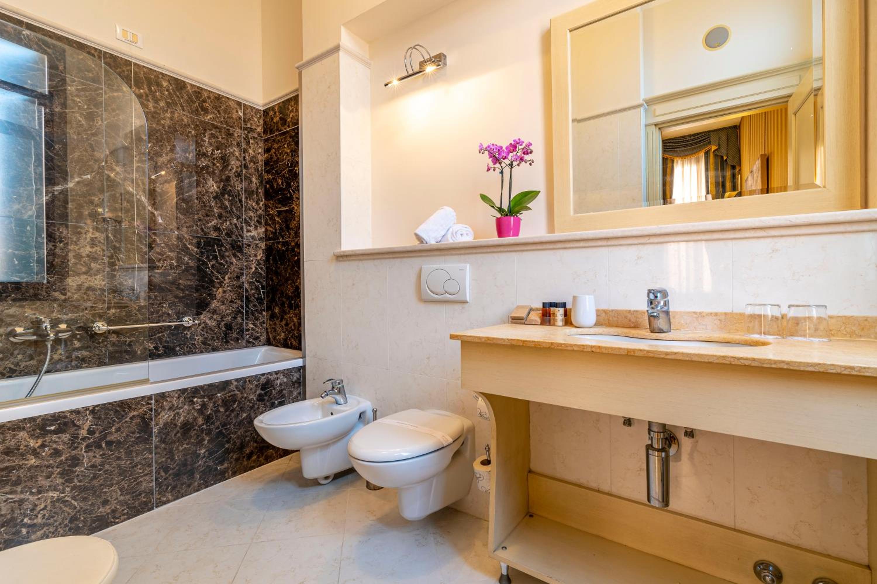 Deluxe Double or Twin Room with Canal View photo 3