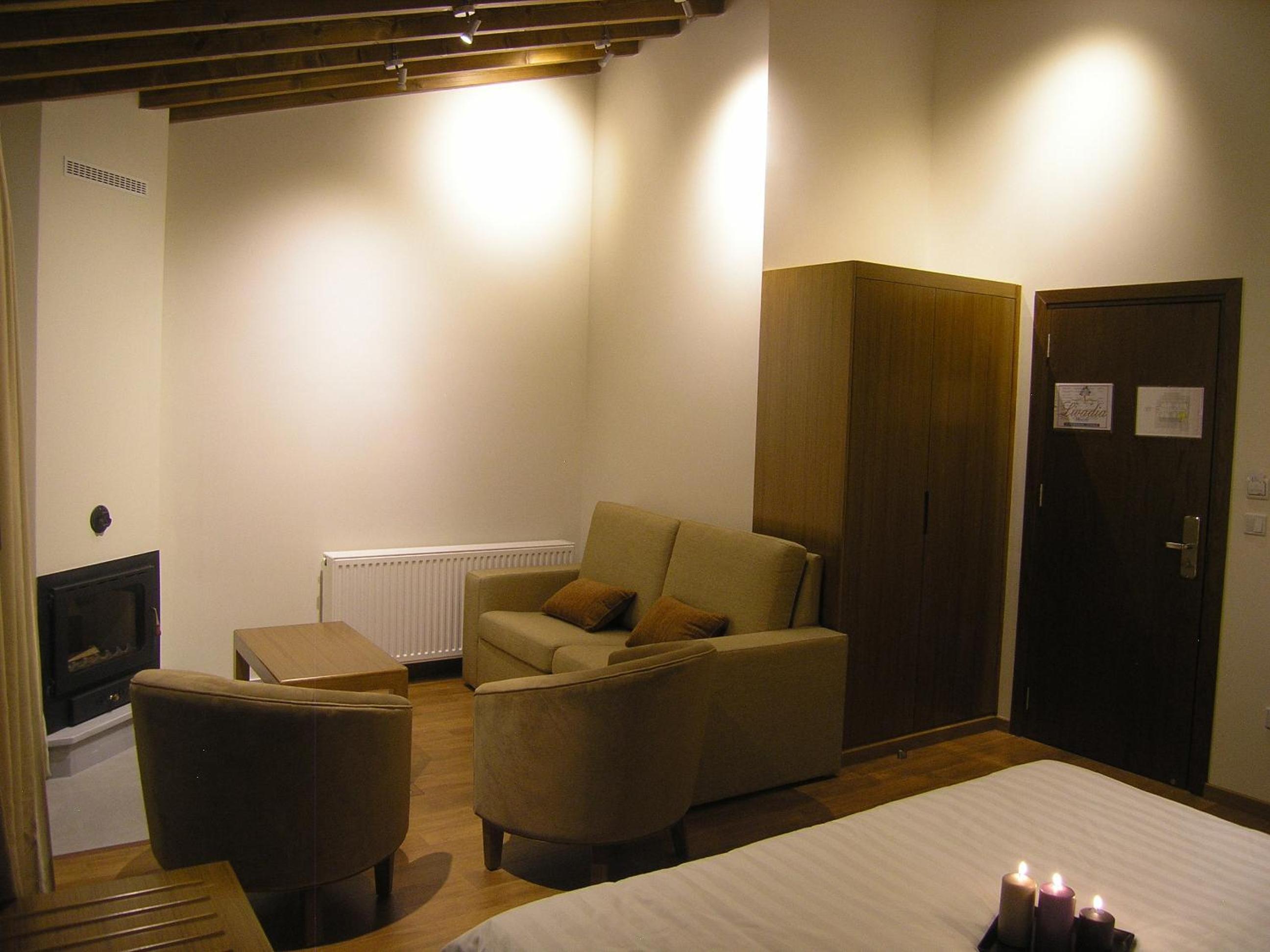Family Room (2 Adults + 2 Children)