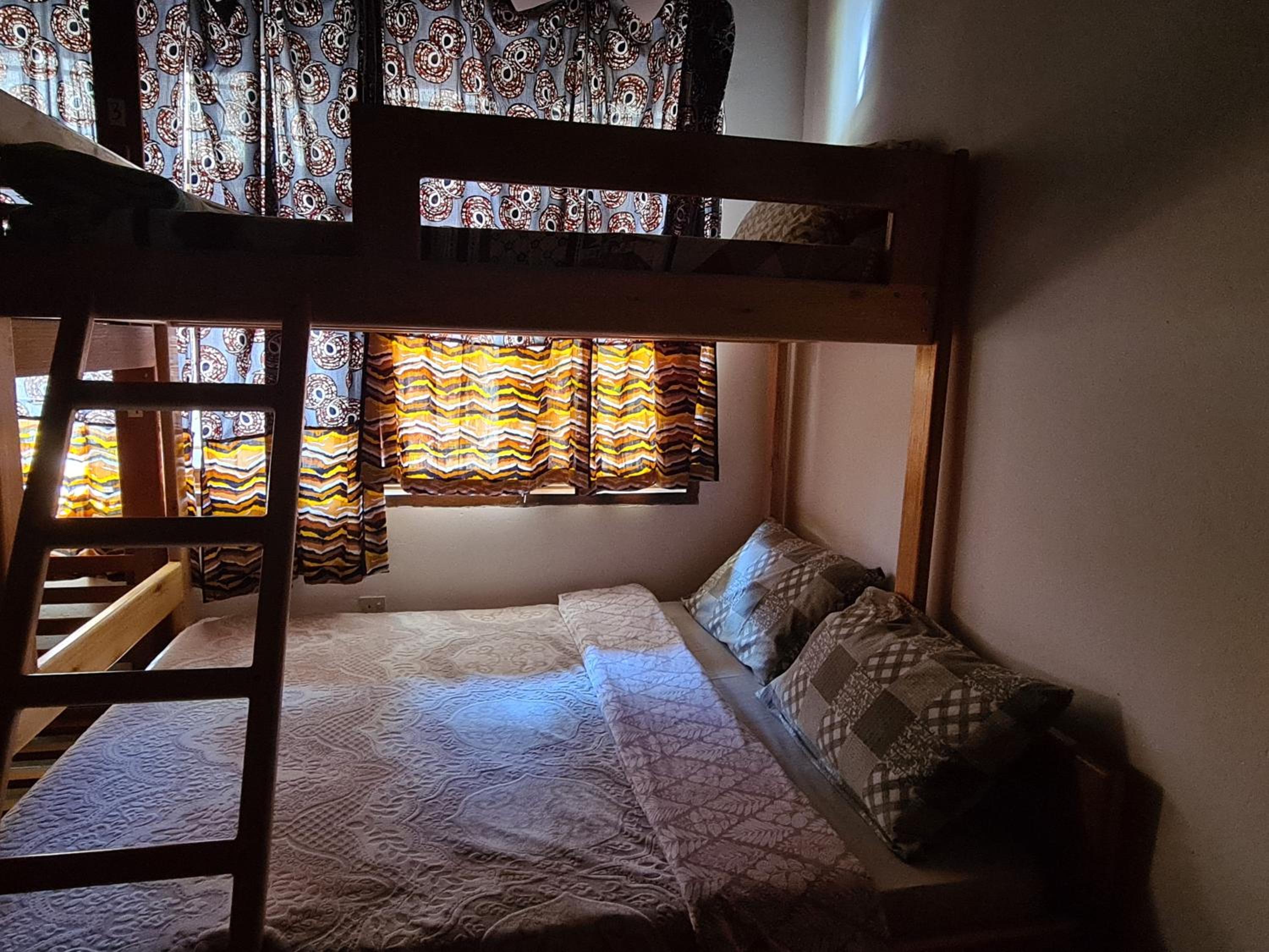 6-Bed Mixed Dormitory Room photo 2