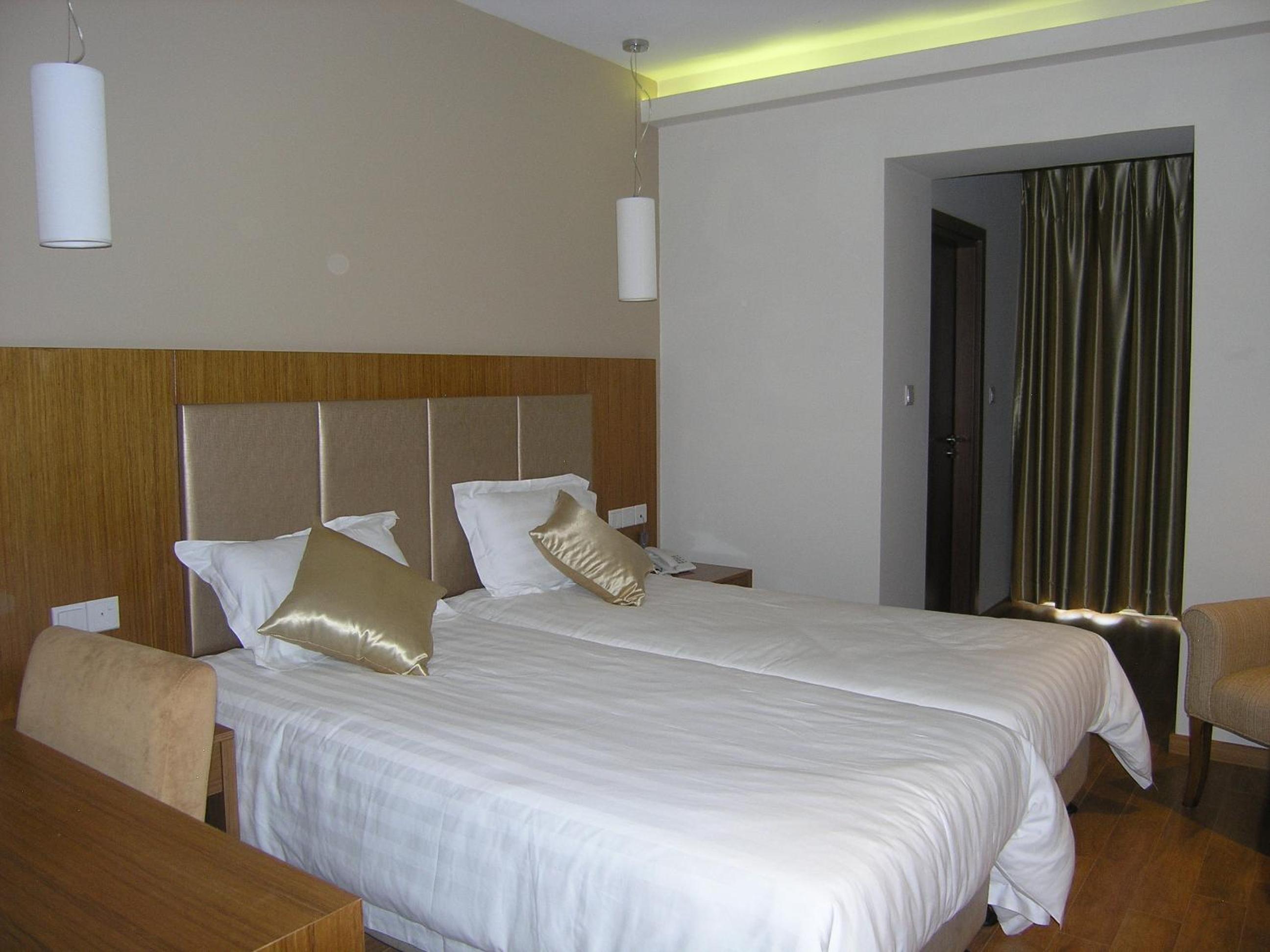 Family Room (2 Adults + 2 Children)