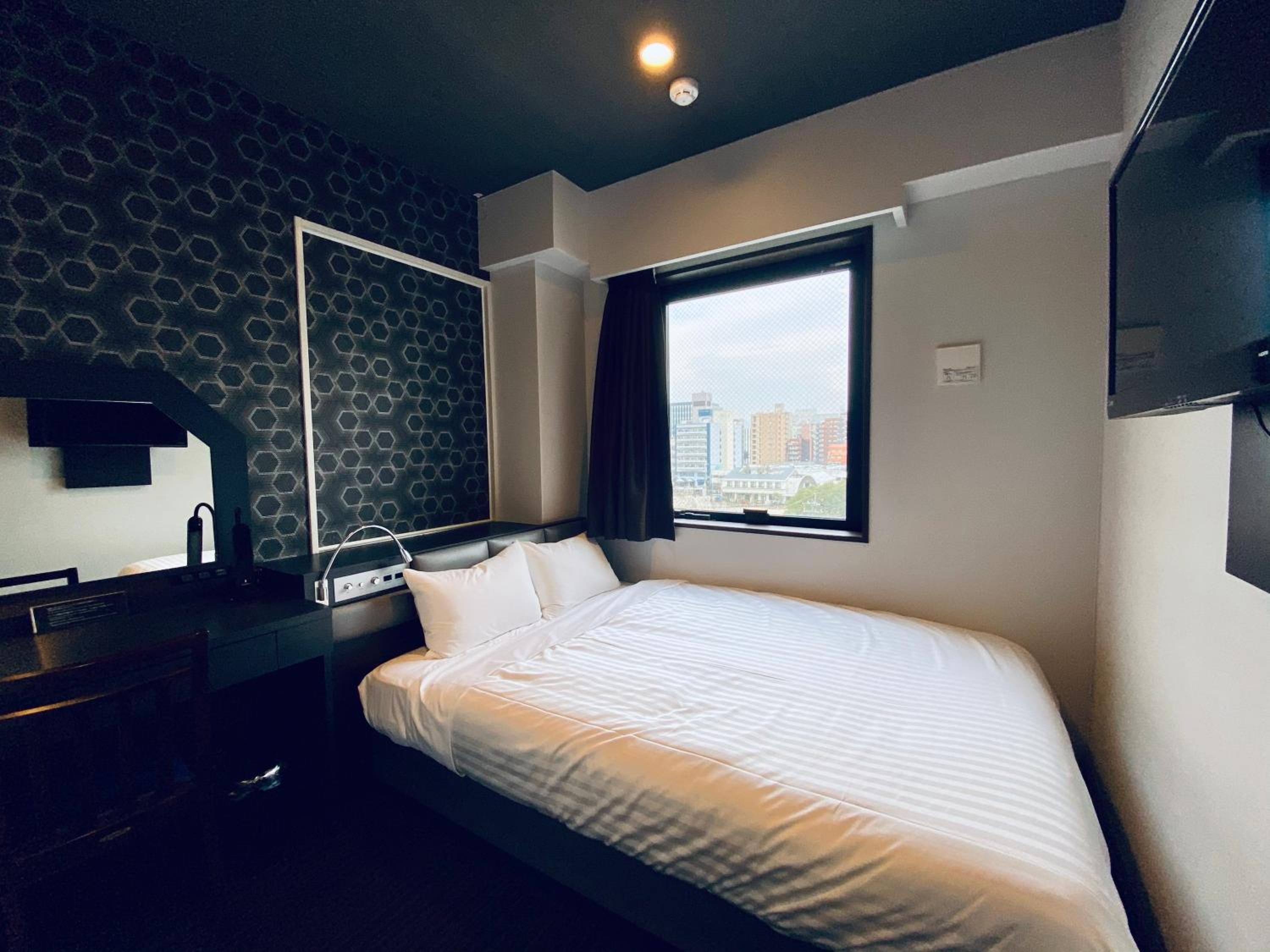 Double Room - Non-Smoking  - Photo 17