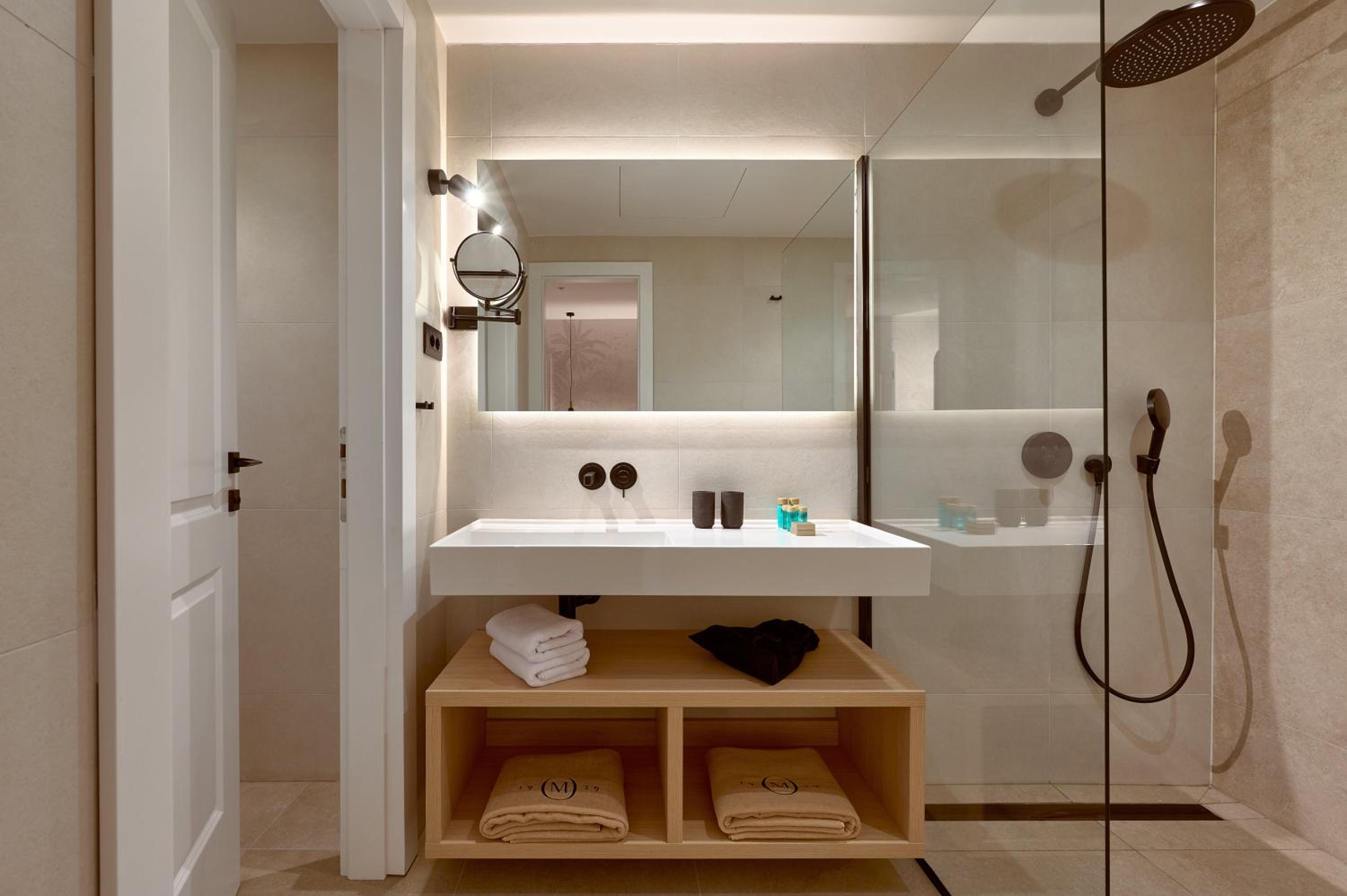 Deluxe Double or Twin Room with Skylight - Attic - Photo 4