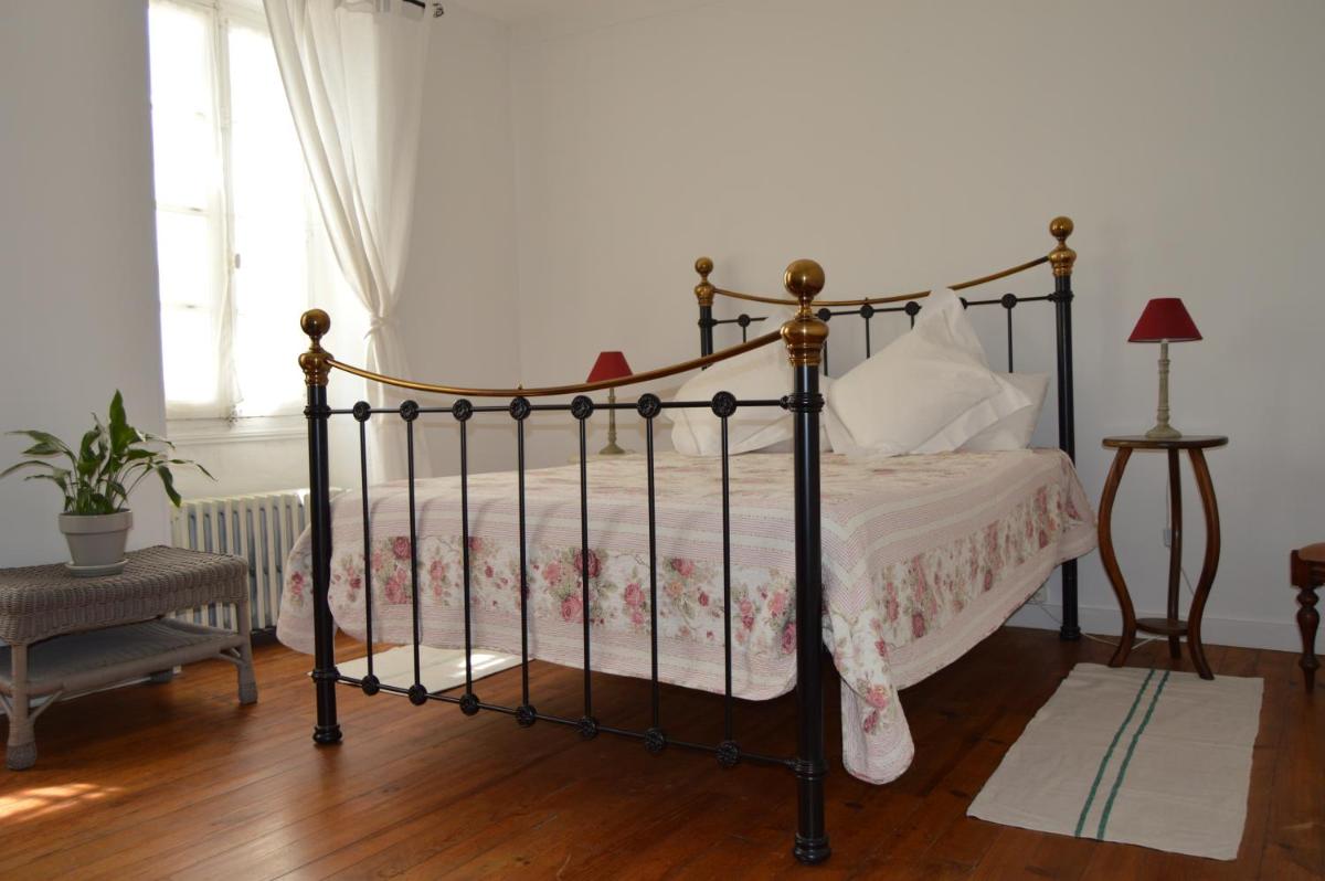 Double Room with Private Bathroom - Photo 2