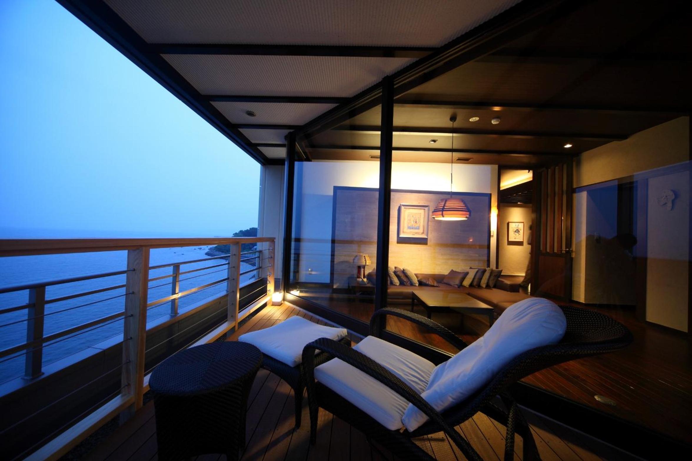 Luxury Suite with Open-Air Bath thumbnail 6