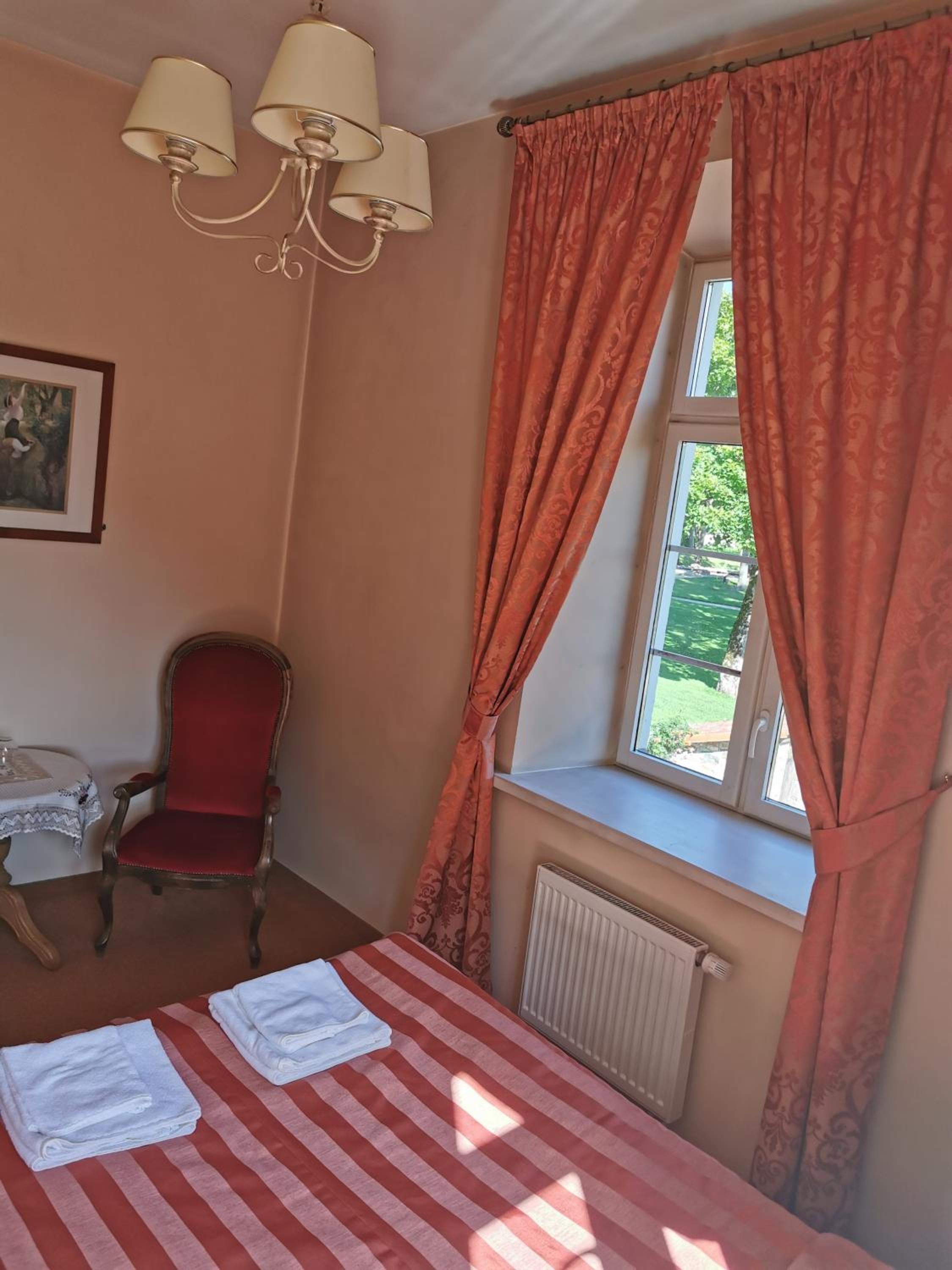 Family Room with Garden View - Photo 3