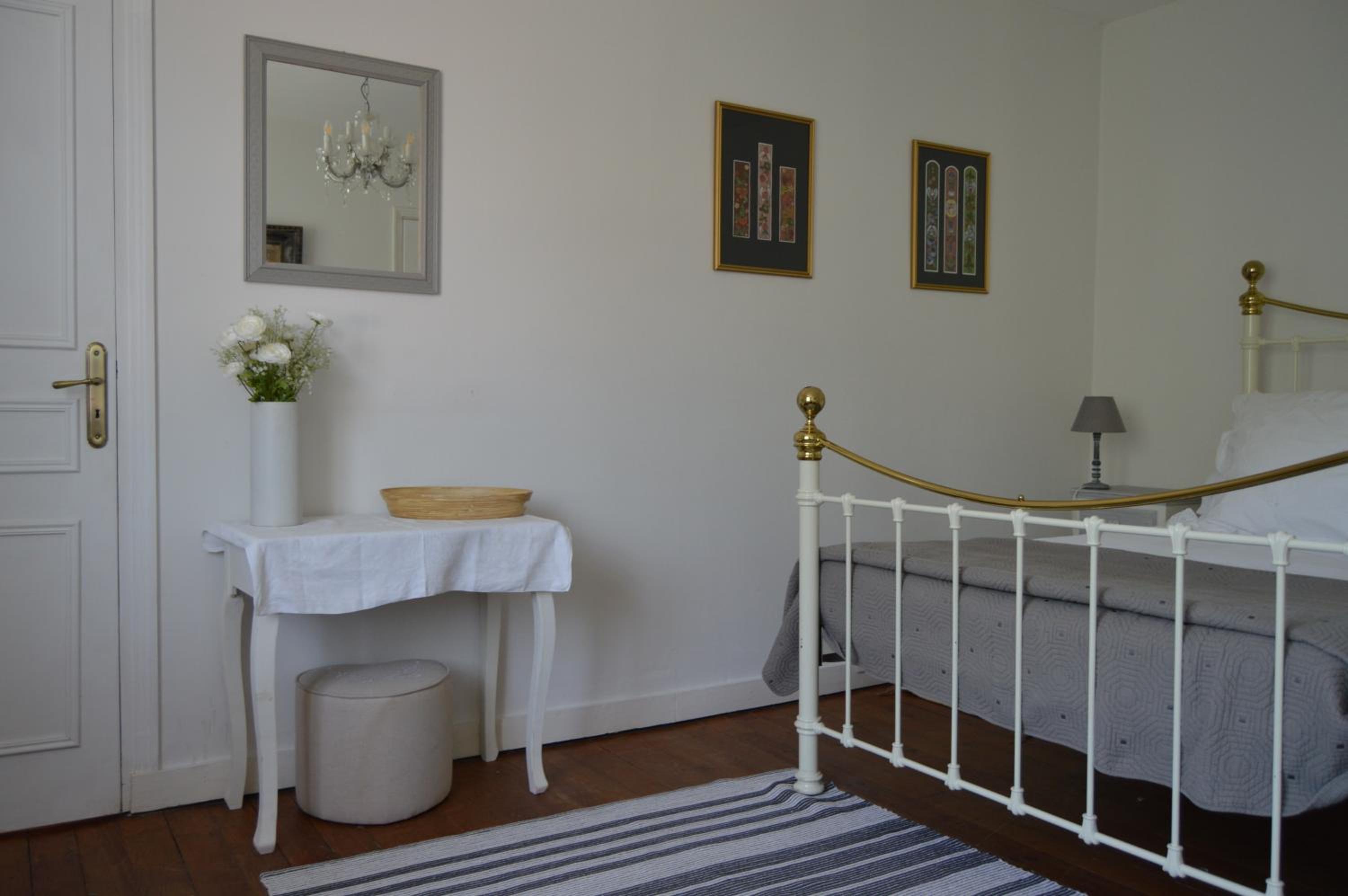 Family Room with Private Bathroom - Photo 2