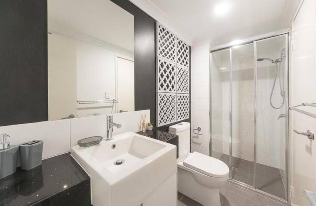 2 Bed 2 Bath - Parkview Apartment photo 3