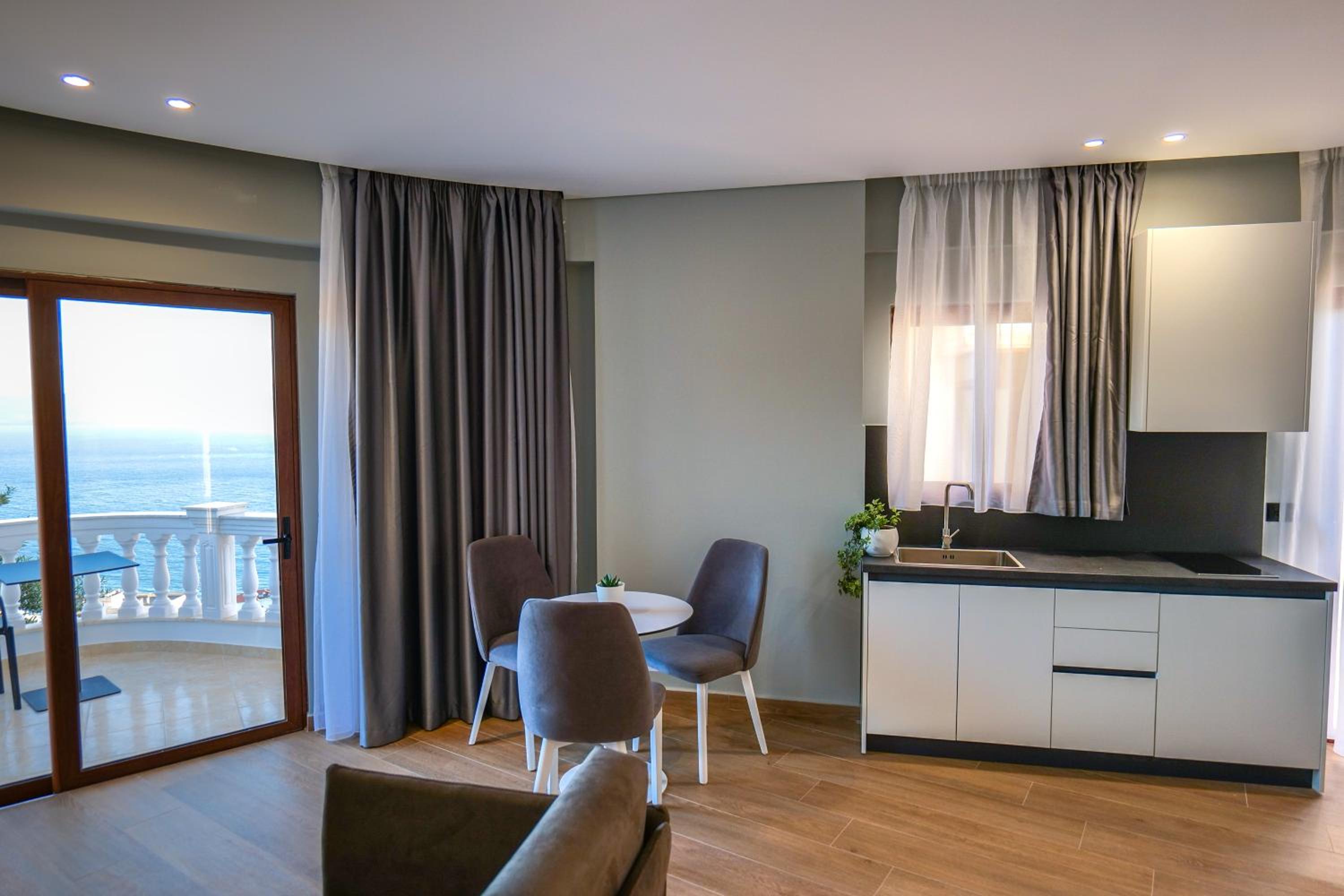 One-Bedroom Apartment with Sea View photo 3