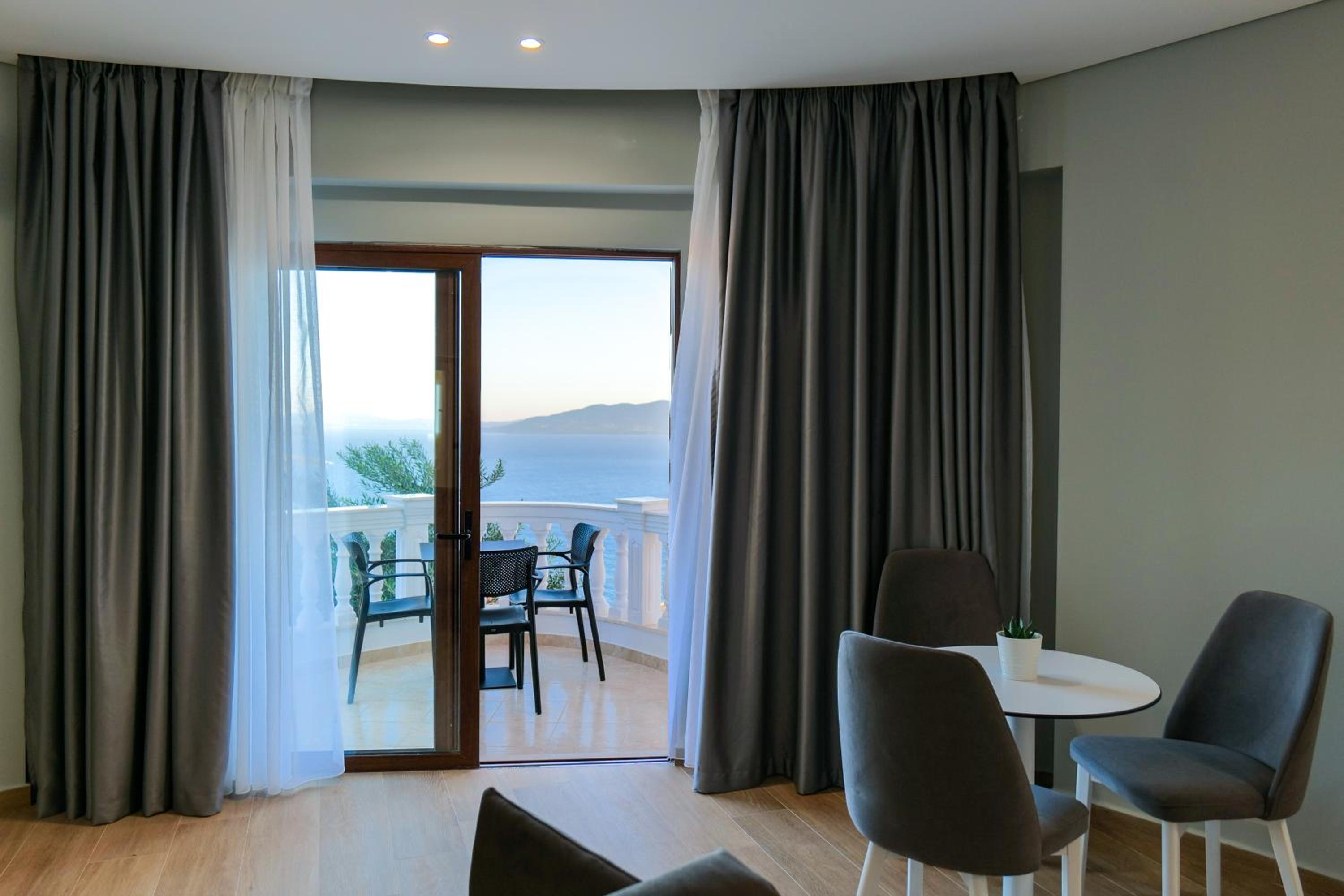 One-Bedroom Apartment with Sea View photo 2