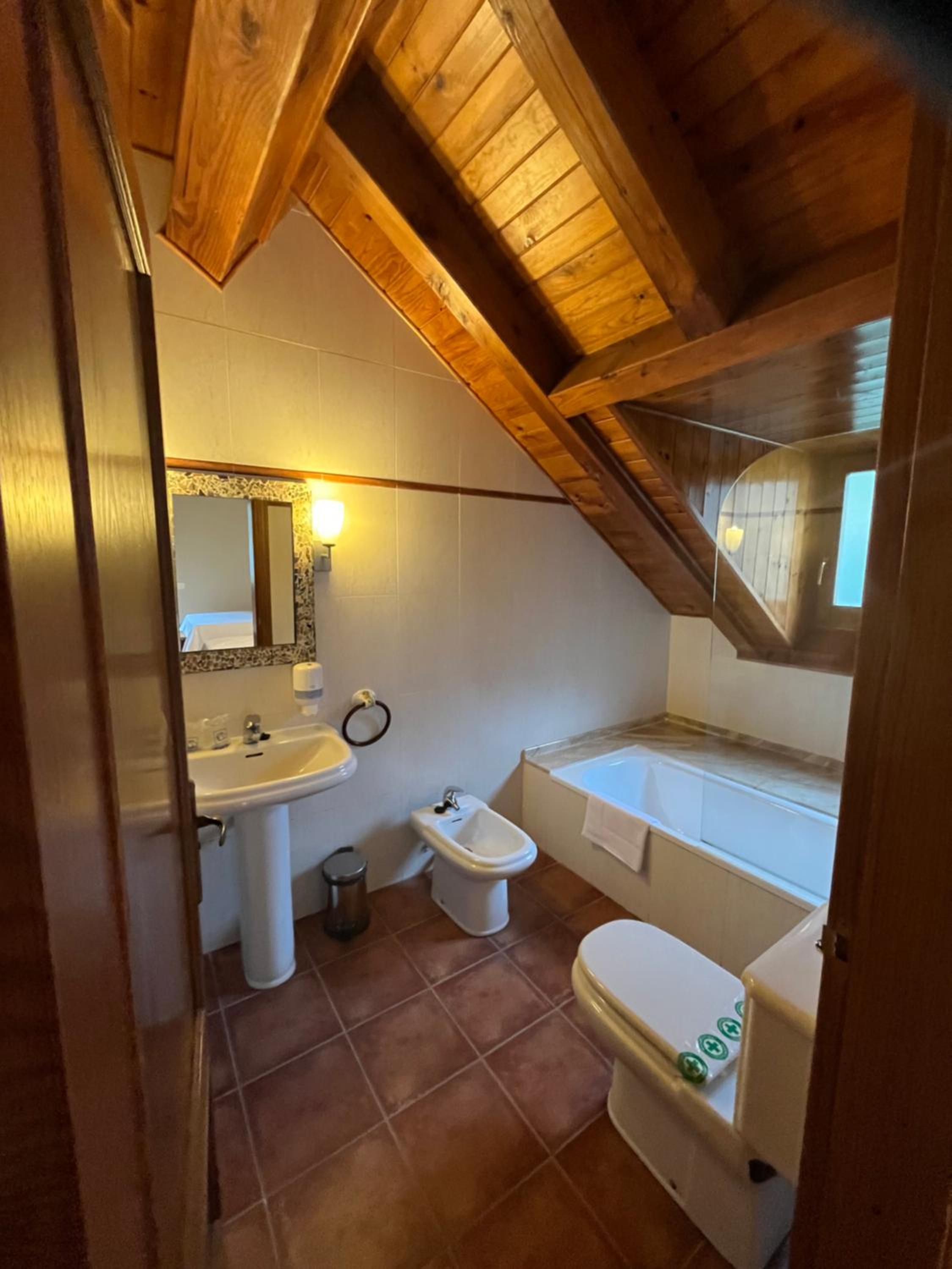Deluxe Double Room with Bath - Photo 2