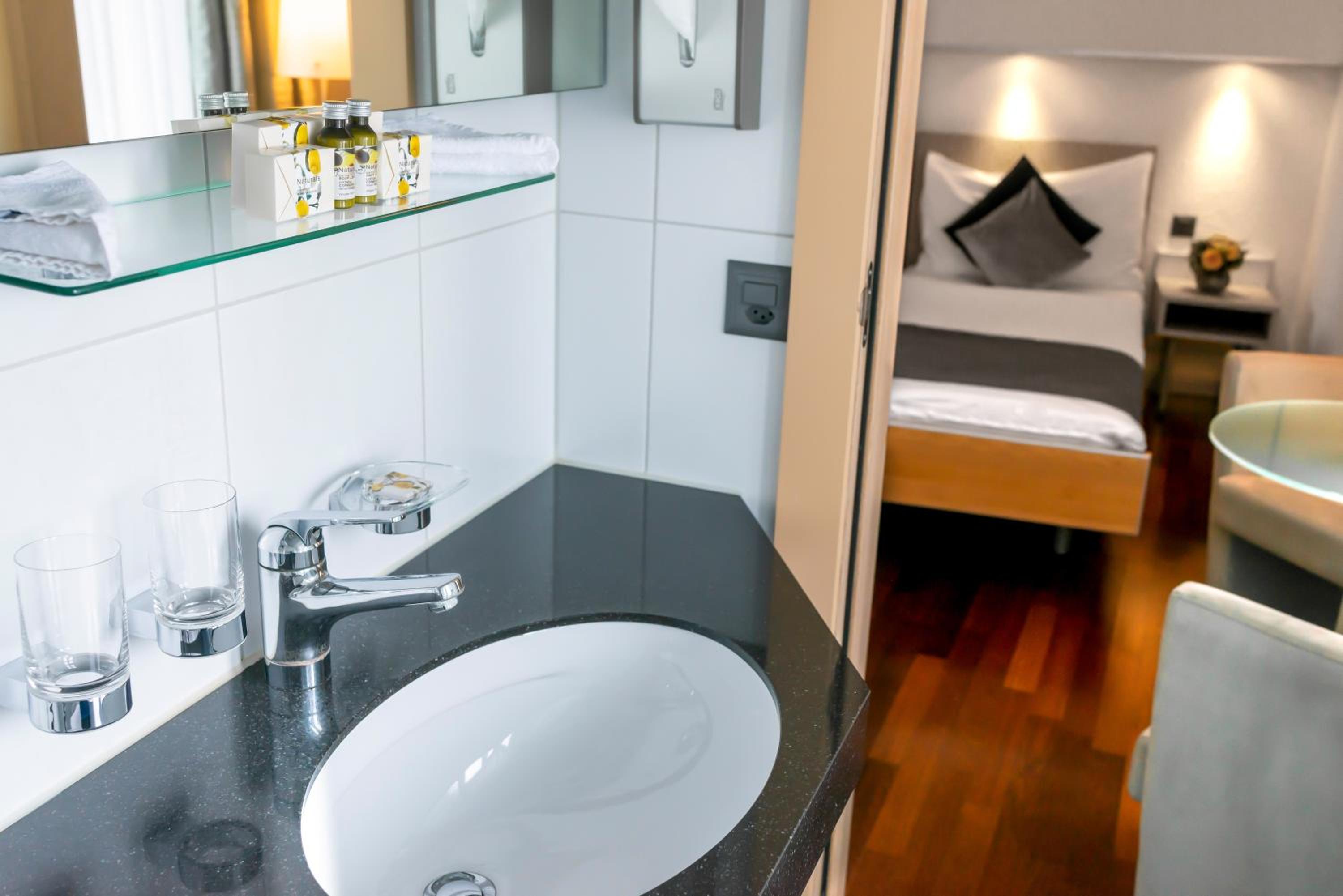 Economy Double Room thumbnail 6