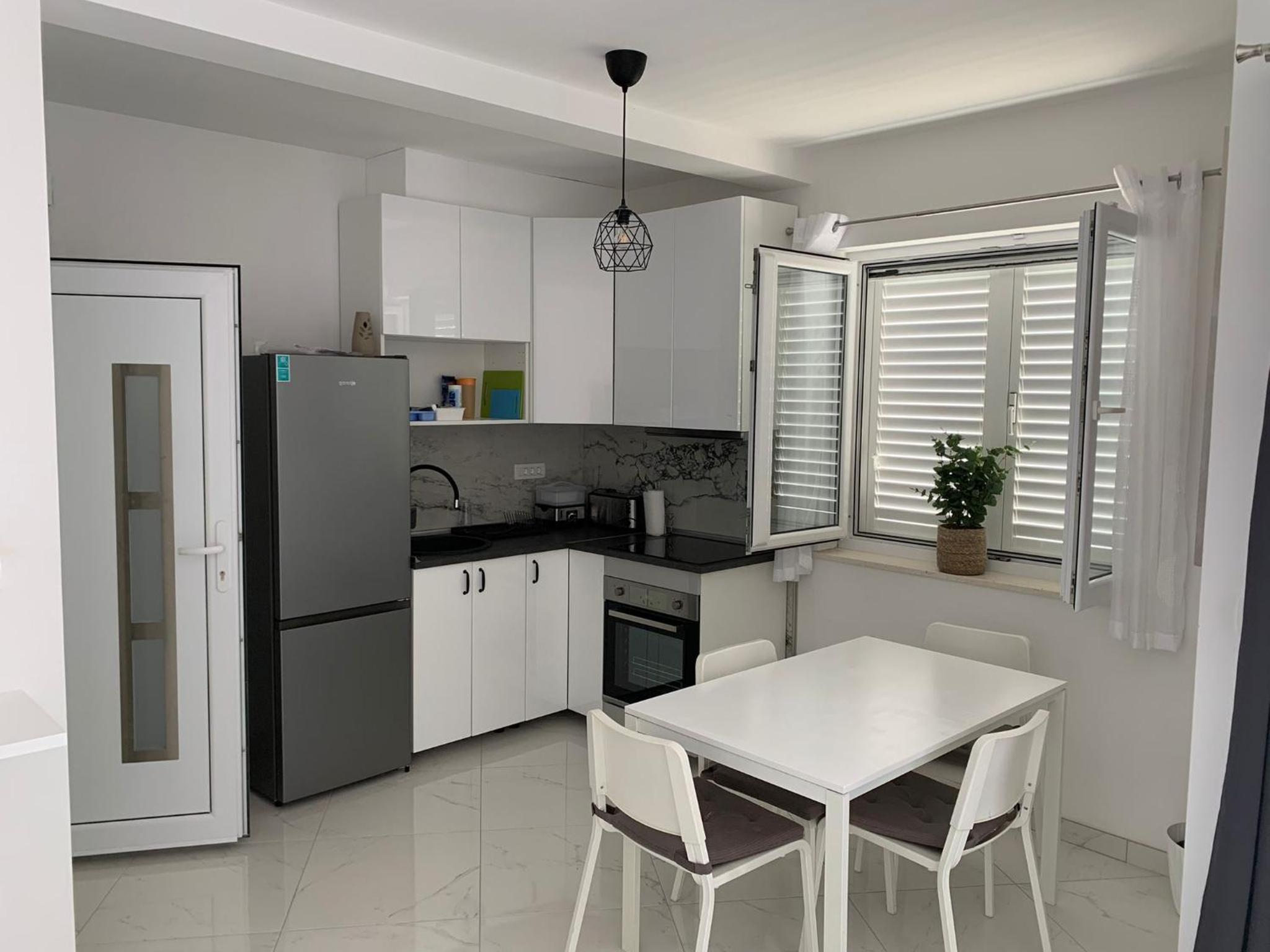 Apartment with Balcony - Photo 6