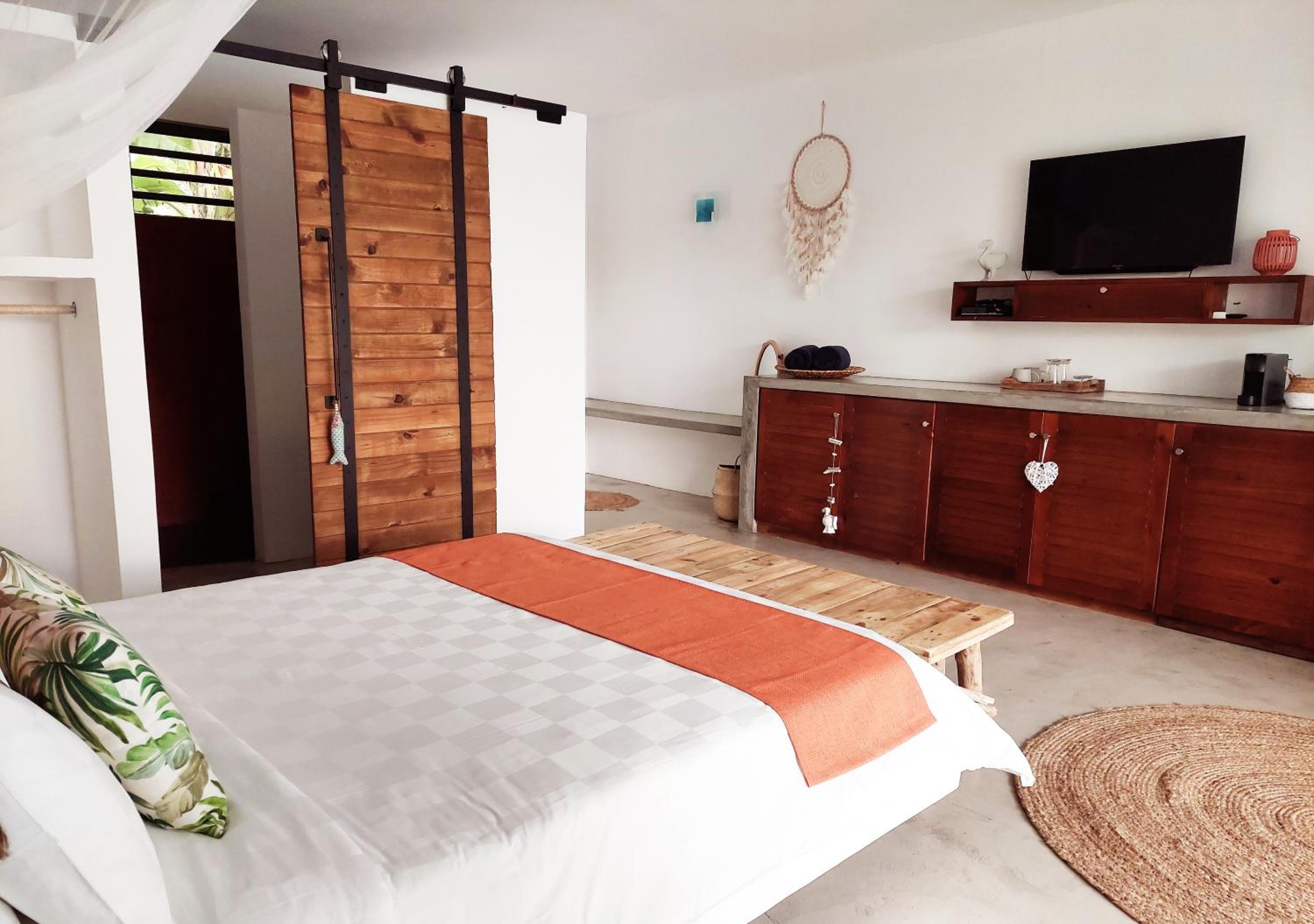 Queen Room with Pool View photo 2