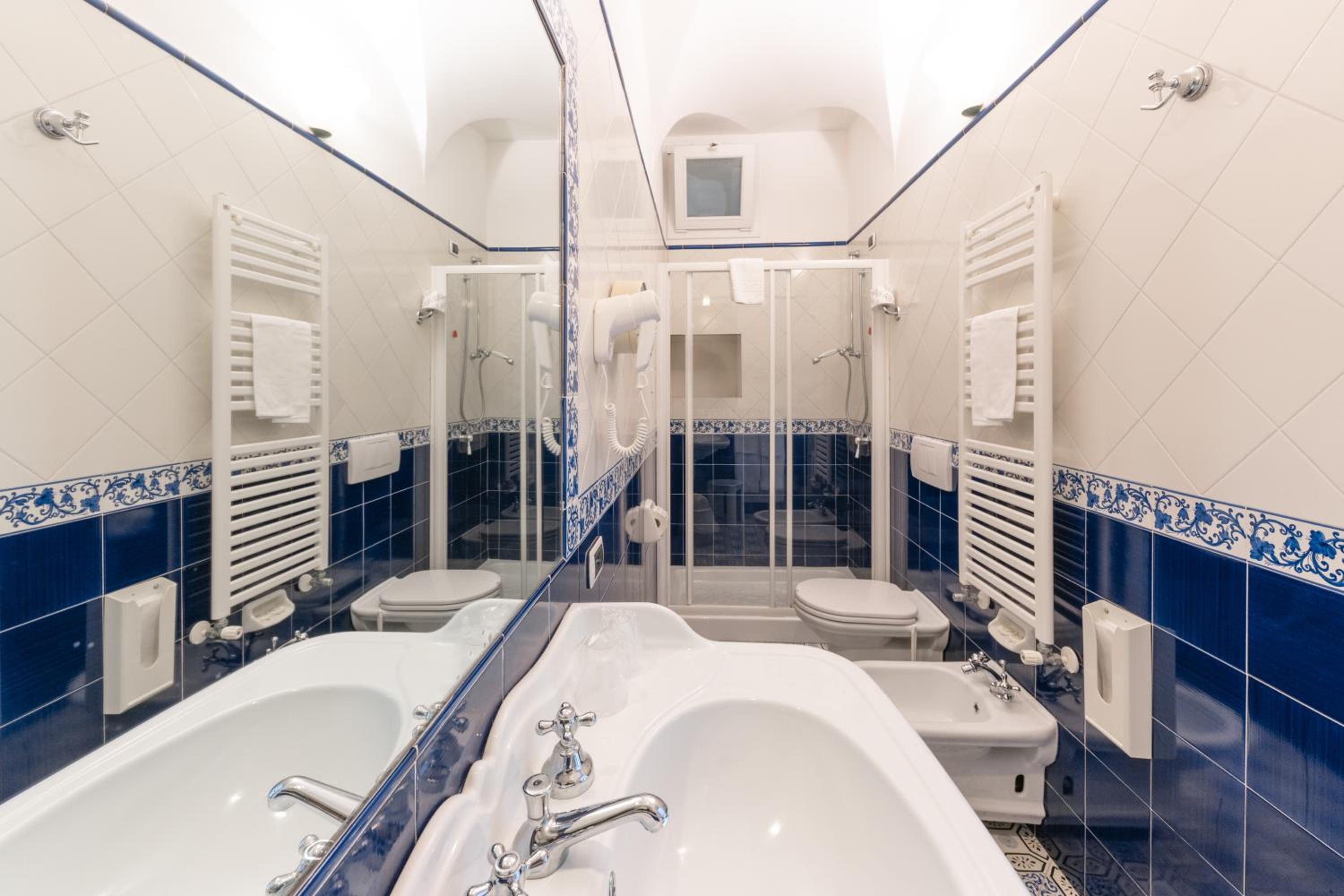 Superior Double or Twin Room - Photo 12