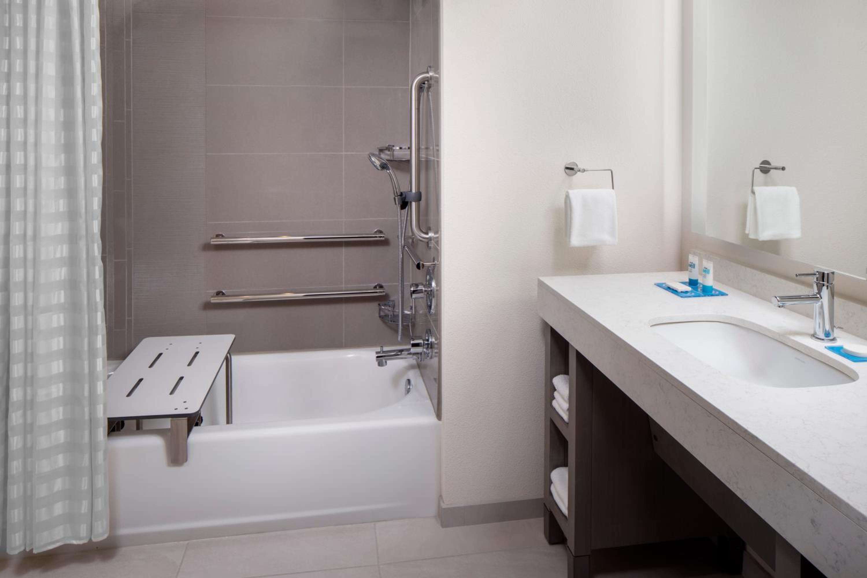 Den King Room with Roll-in Shower - Disability Access - Photo 2