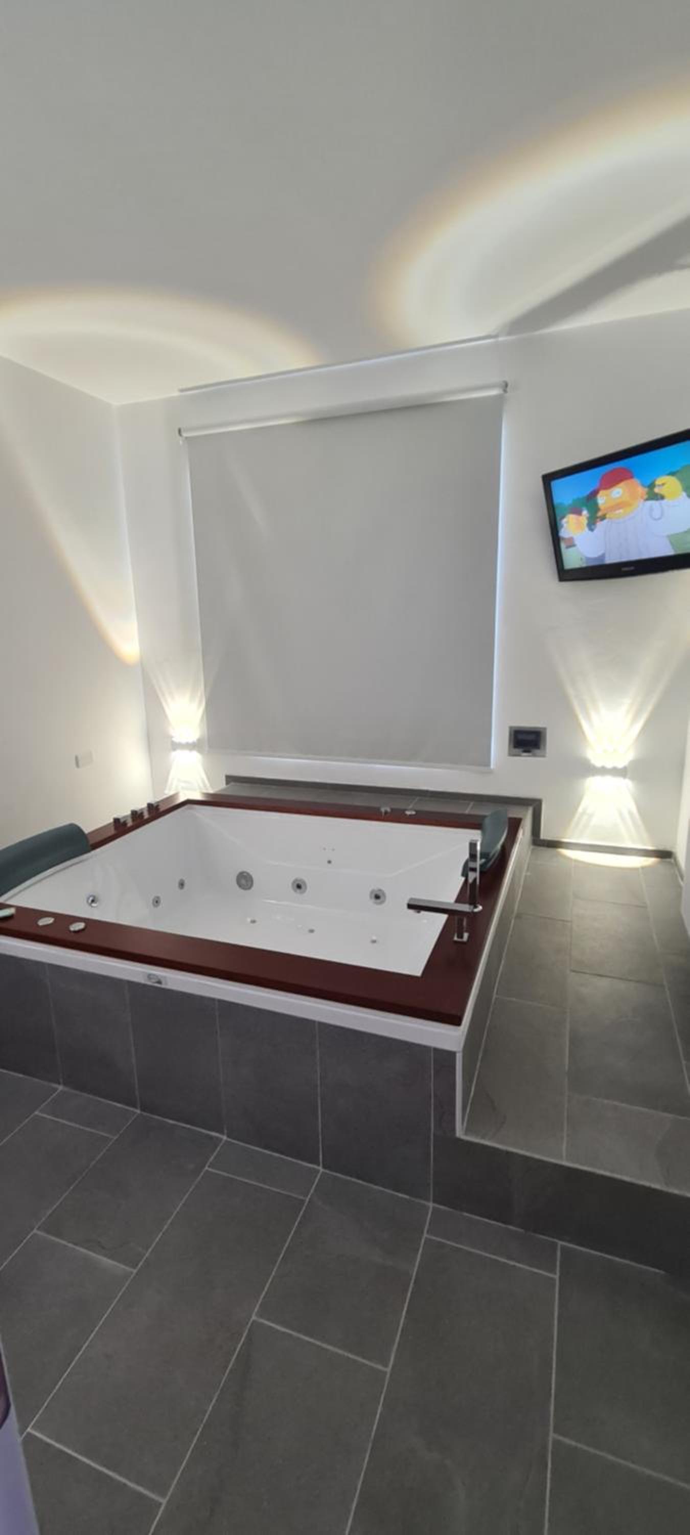 Suite with Hot Tub photo 2