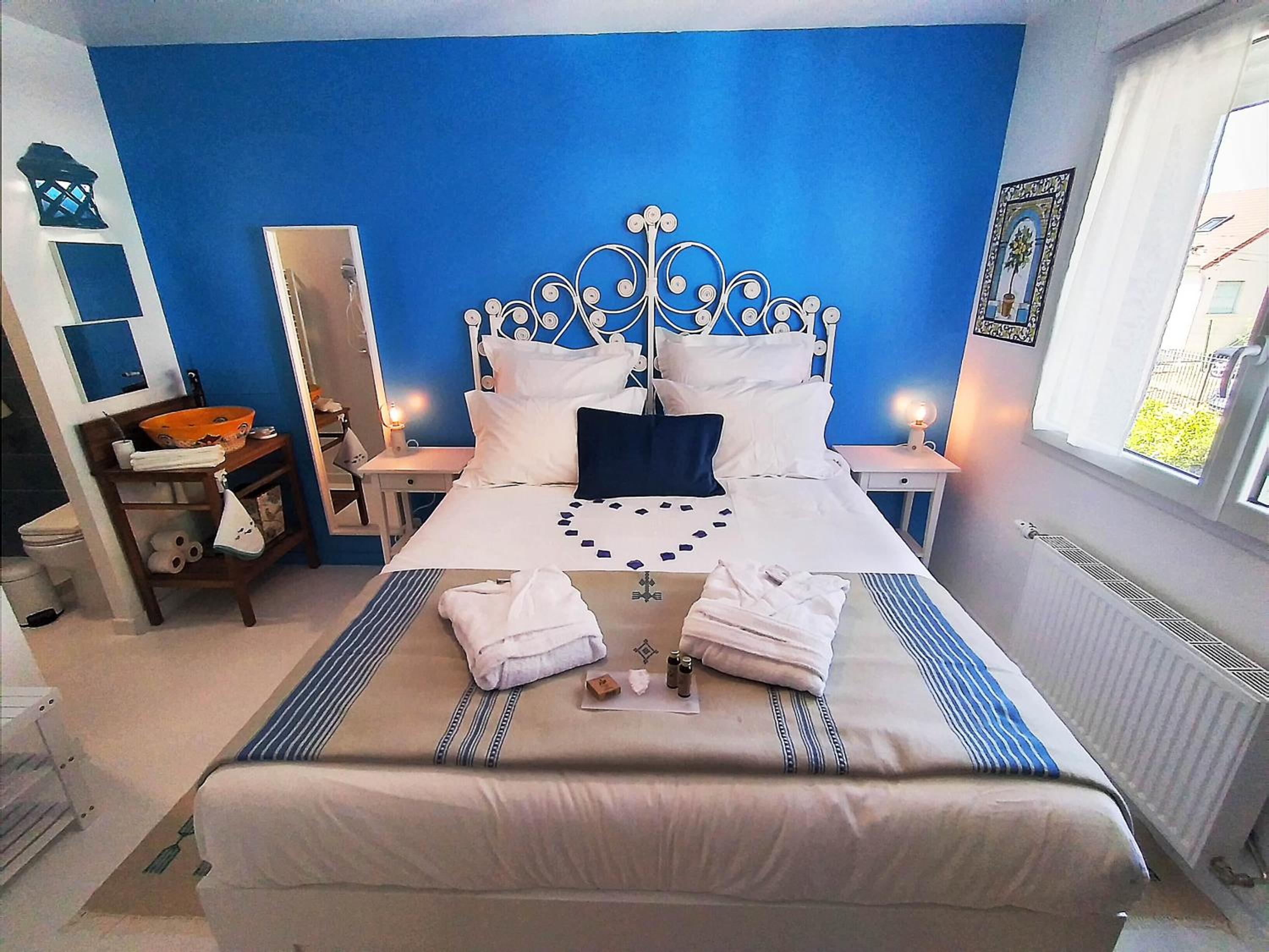 Suite with Hot Tub - Photo 9