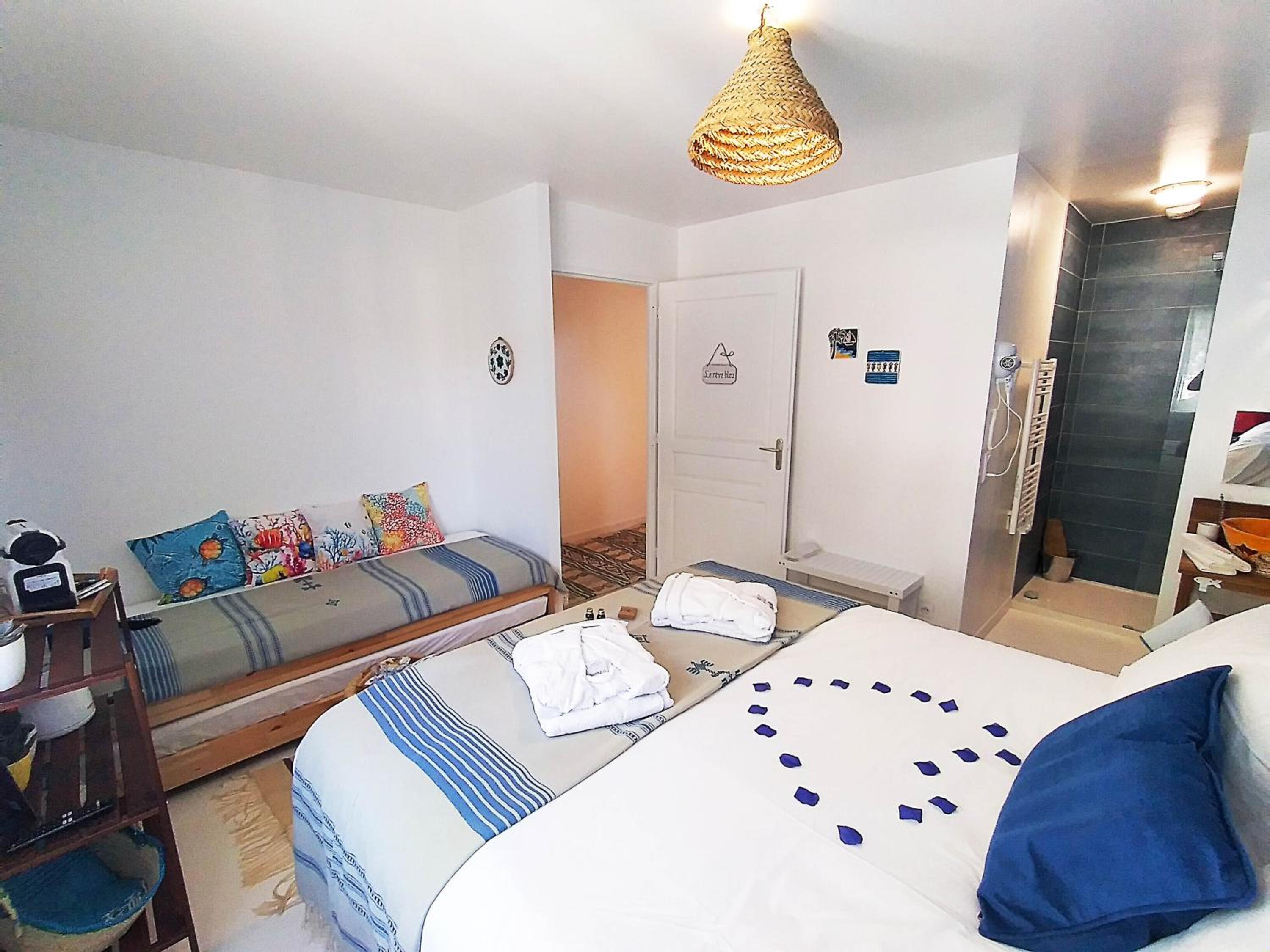 Suite with Hot Tub - Photo 10
