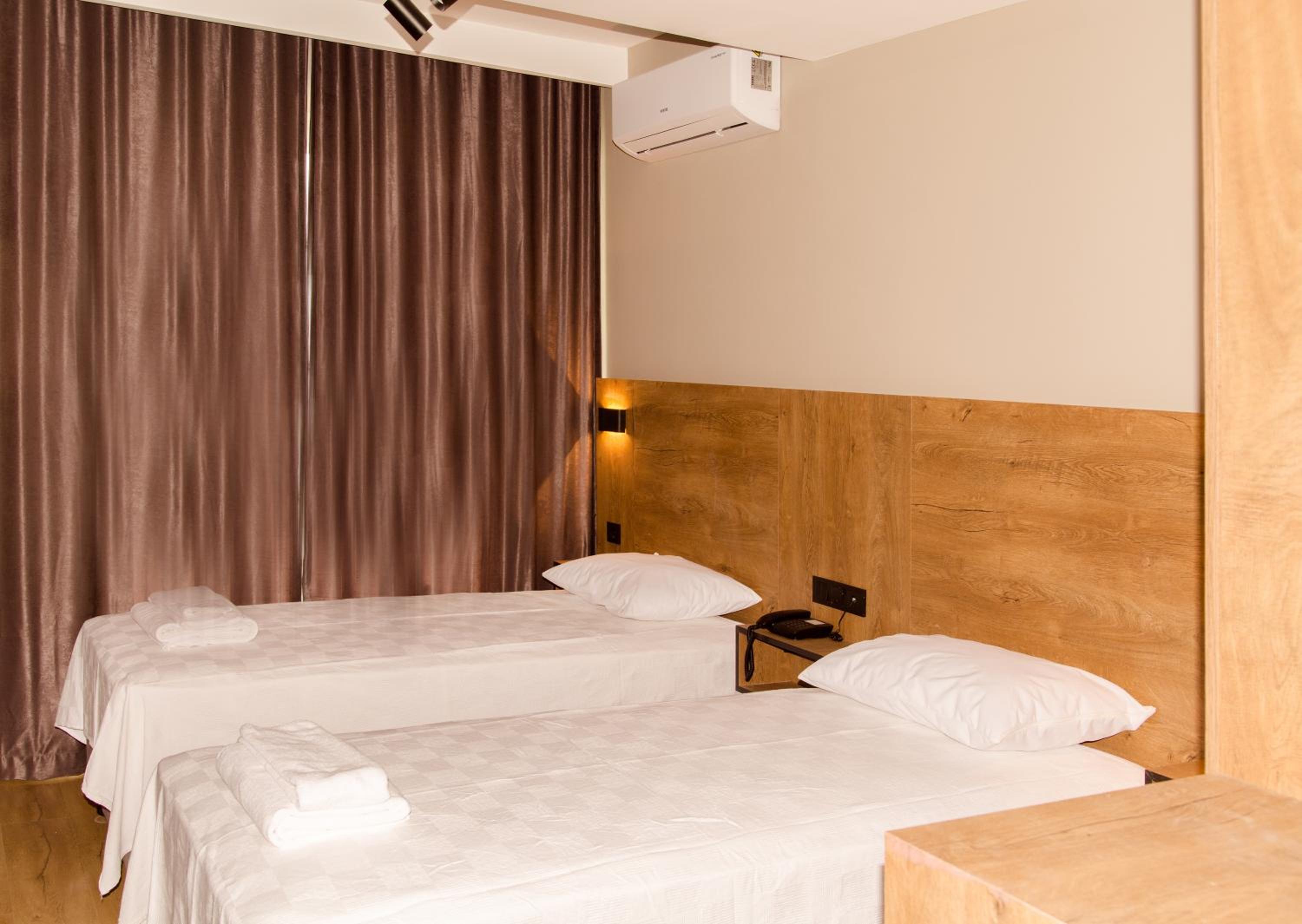 Twin Room with City View - Photo 2