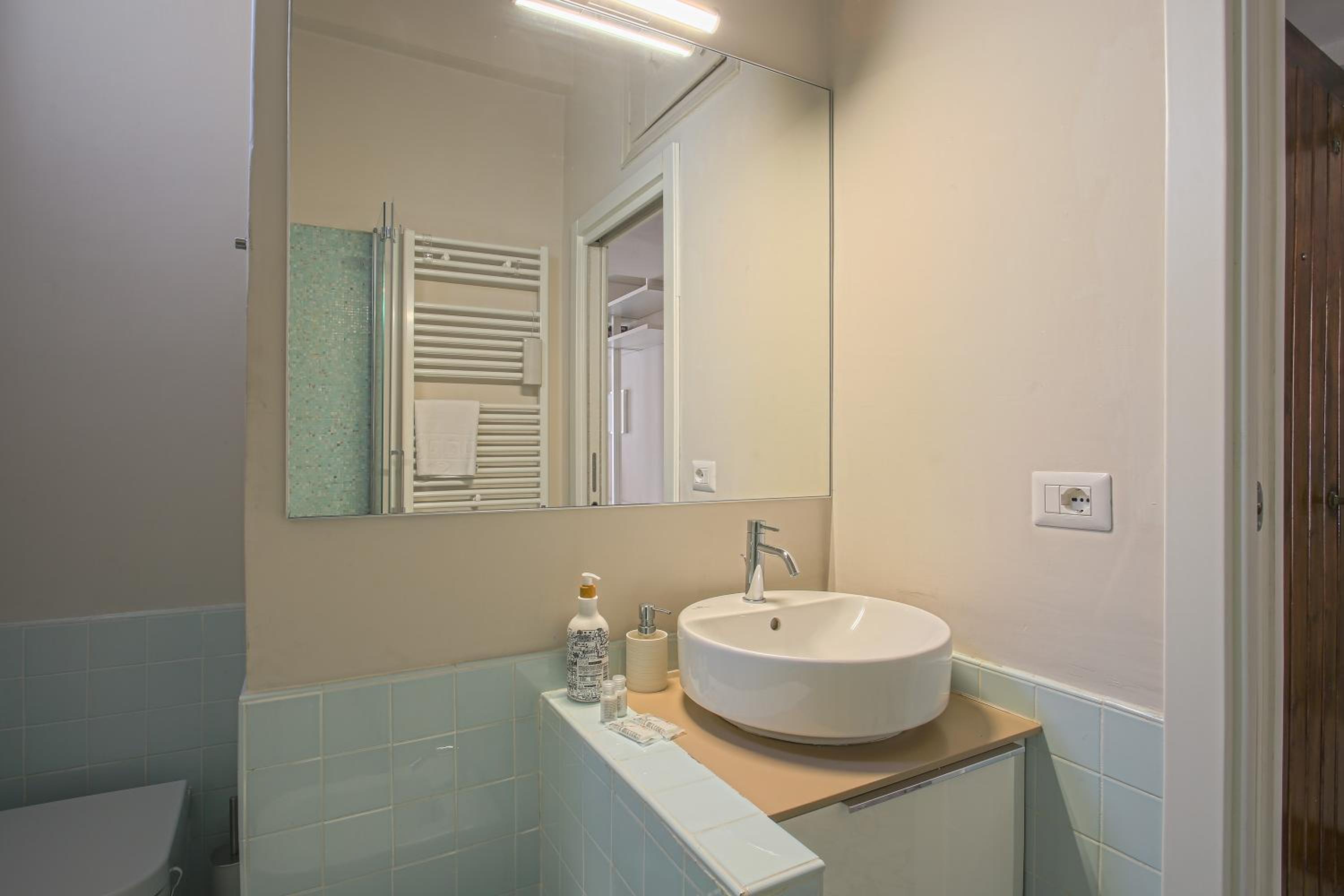 One-Bedroom Apartment photo 2