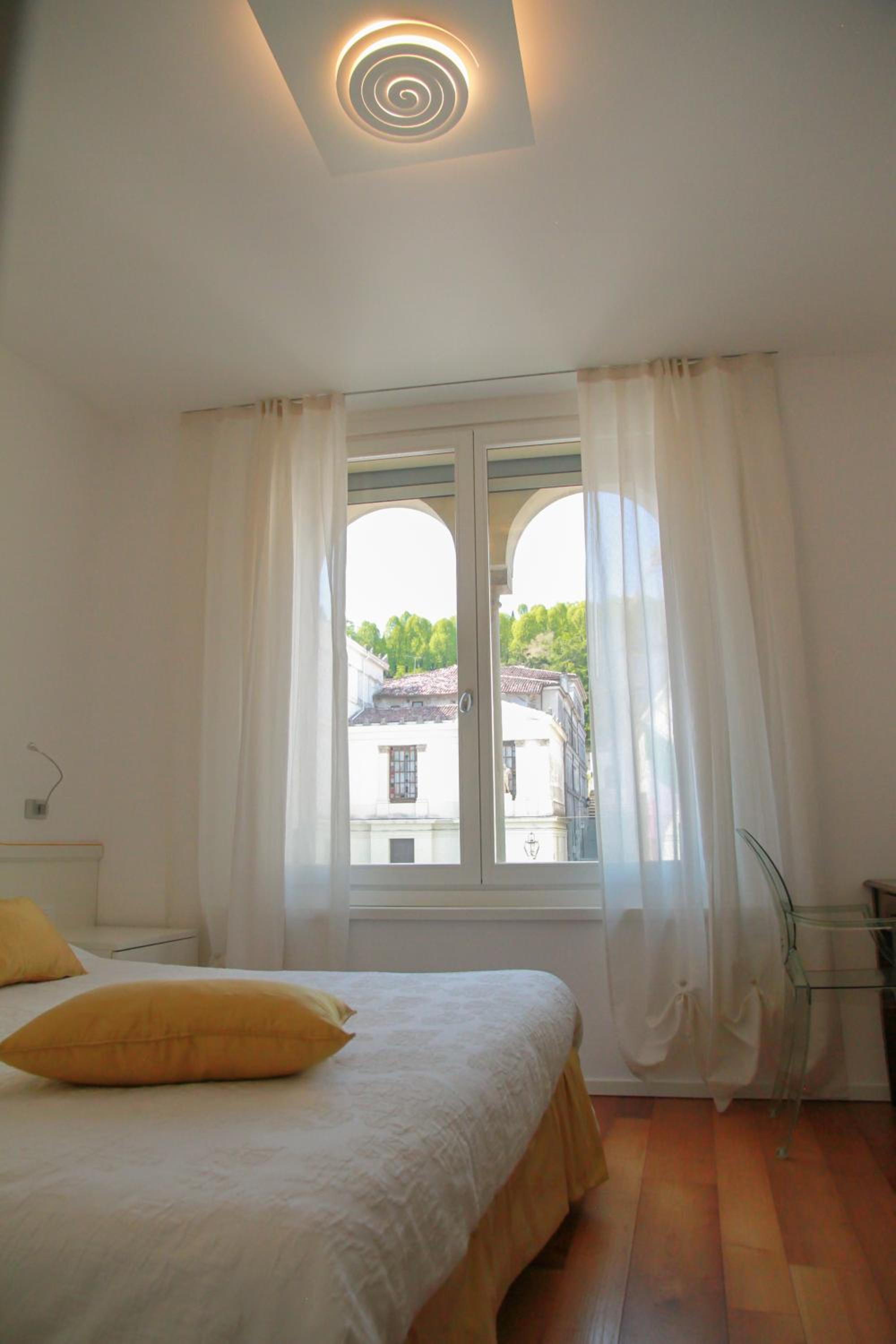 Double Room with Private Bathroom - Photo 3