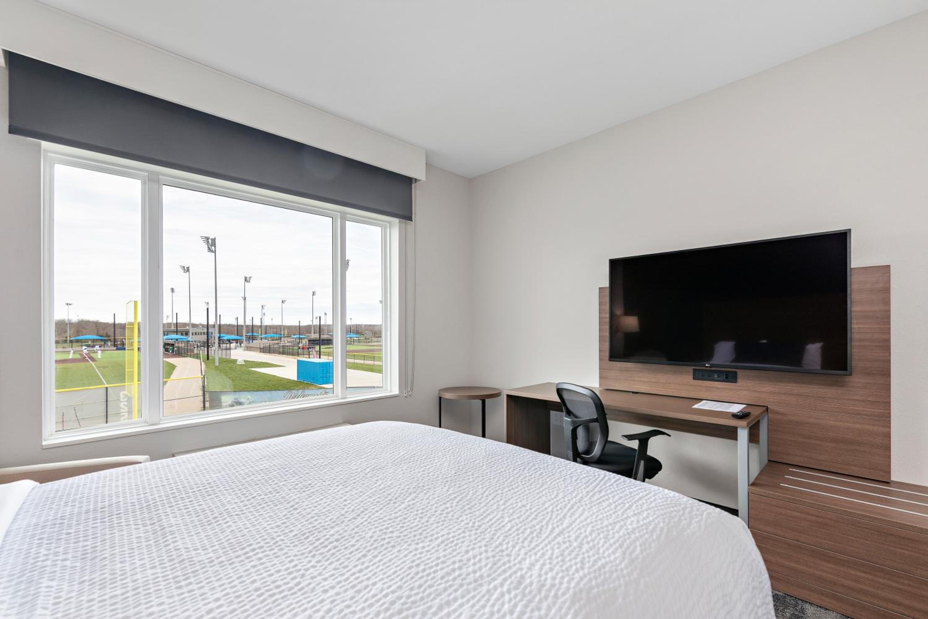 Standard Queen Room with Two Queen Beds and Park View - Photo 1