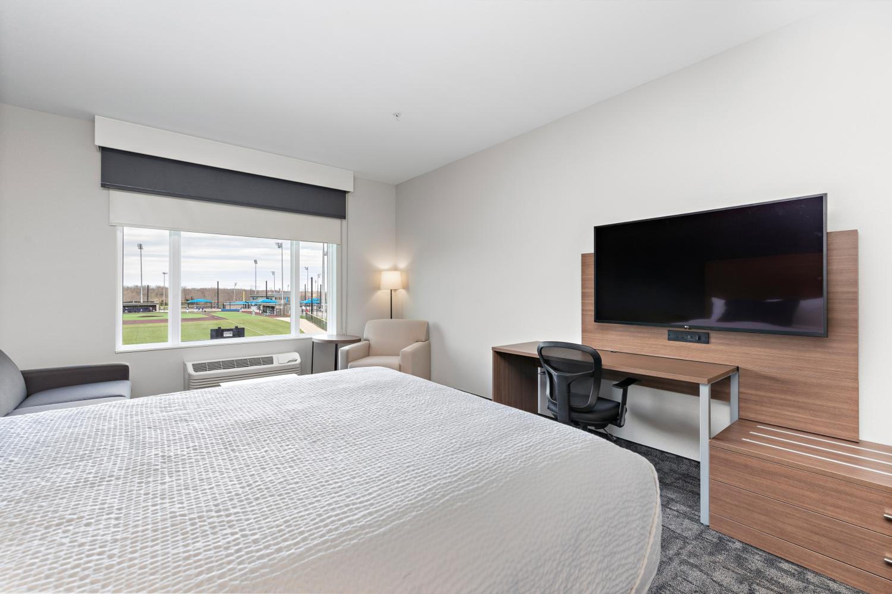 Standard King Room with Park View - Photo 2