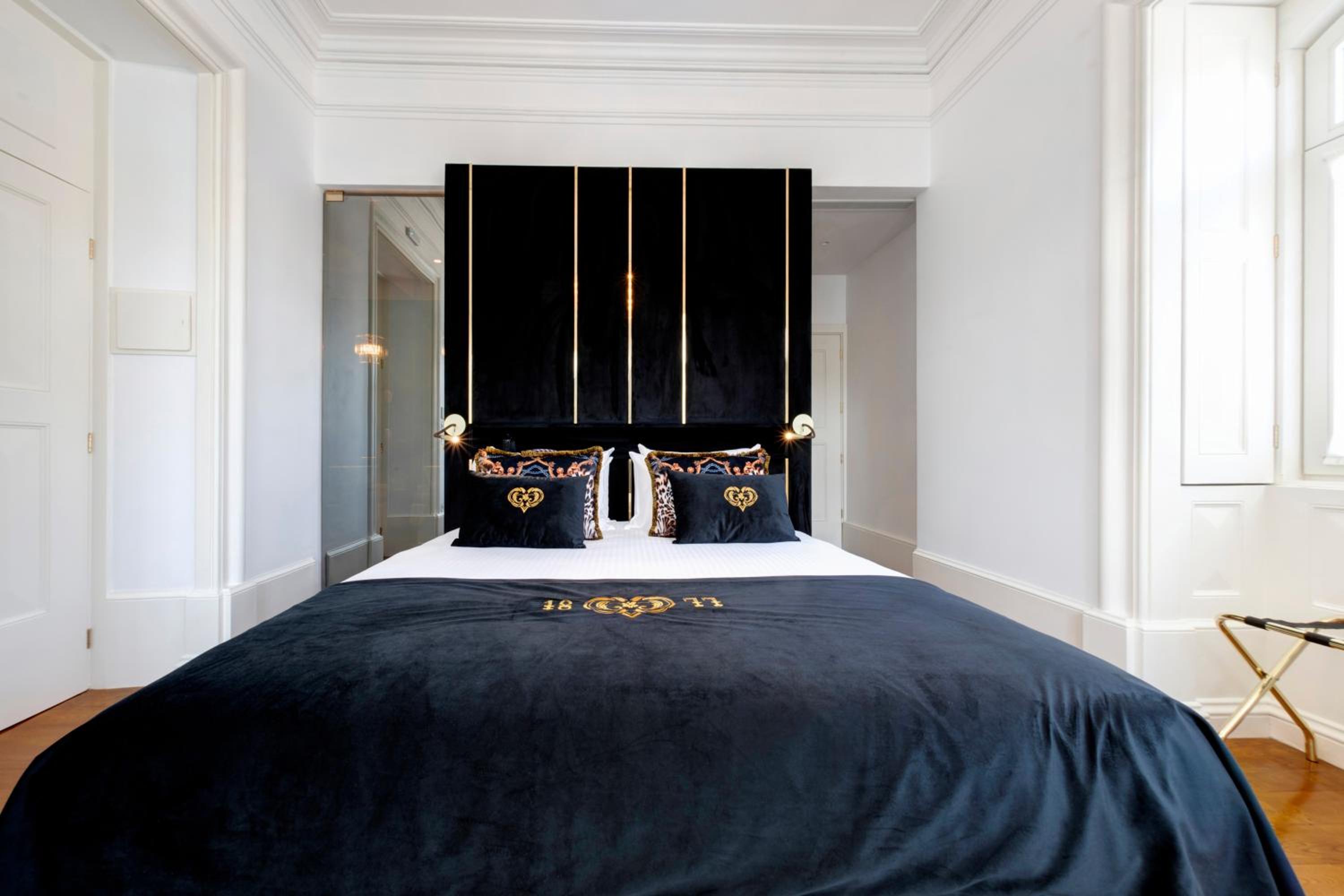 Junior Suite with Canal View - Photo 13