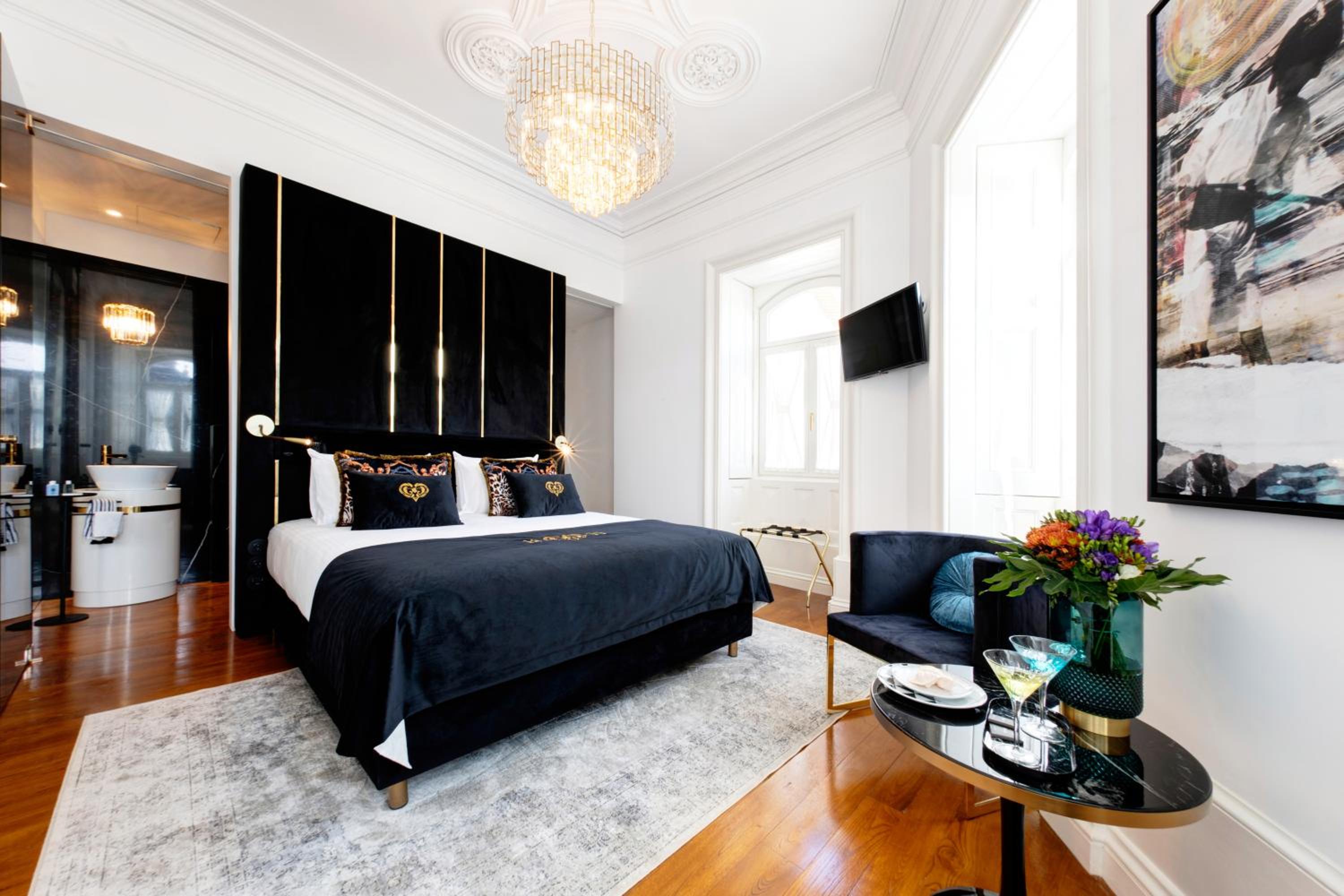 Junior Suite with Canal View - Photo 12