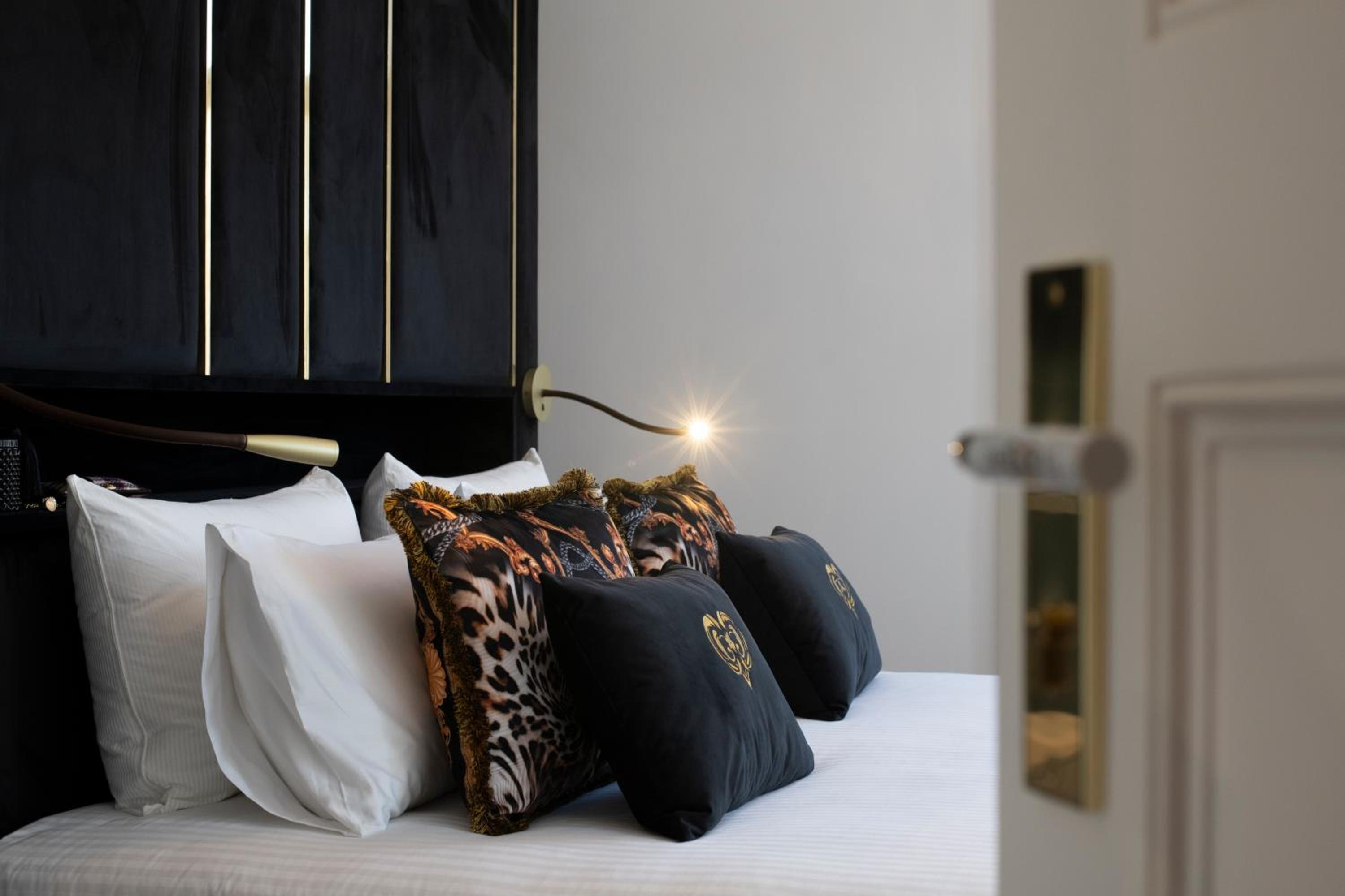 Junior Suite with Canal View - Photo 11