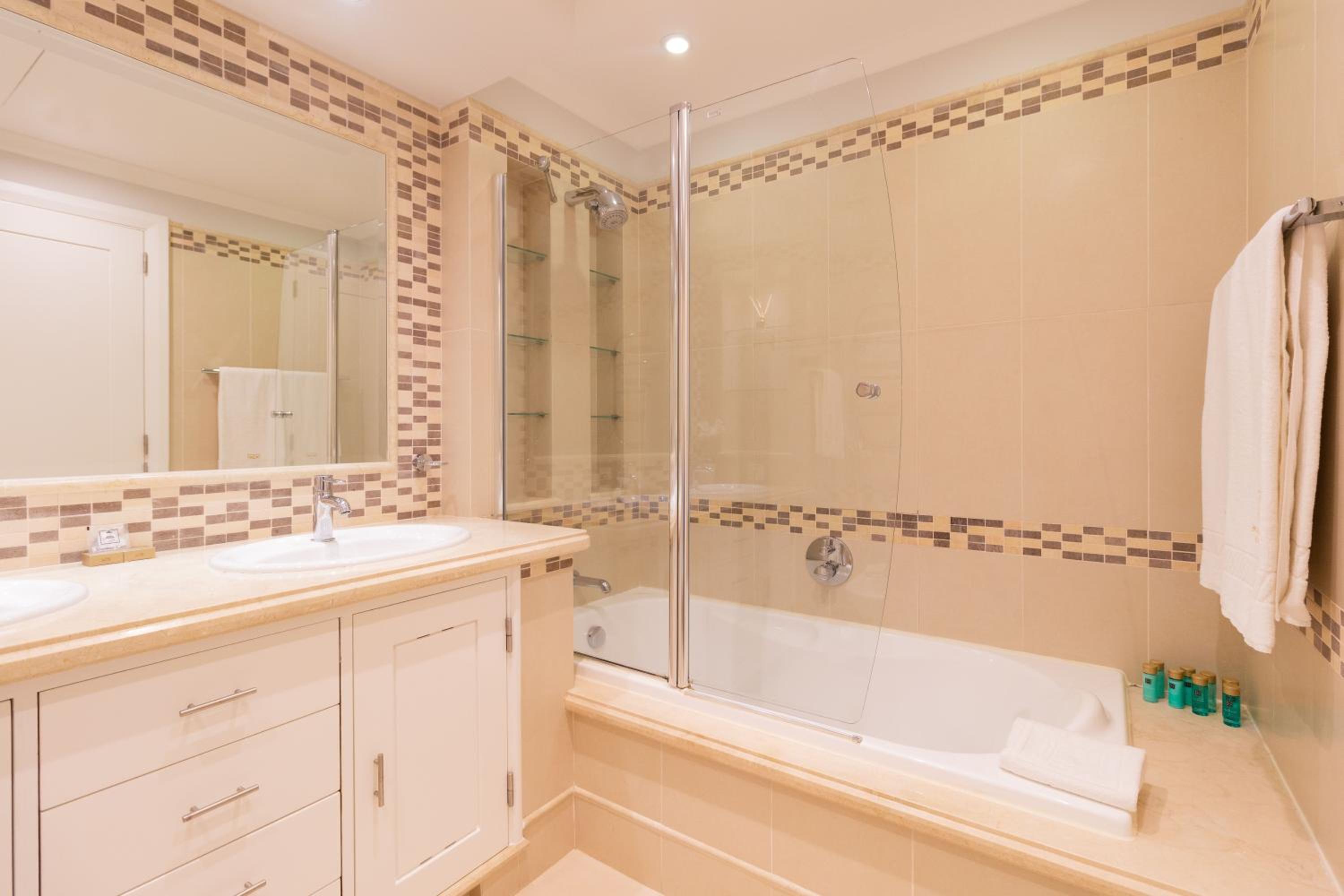 Three-Bedroom Apartment with Hot Tub and Sea View - Ground Floor photo 2