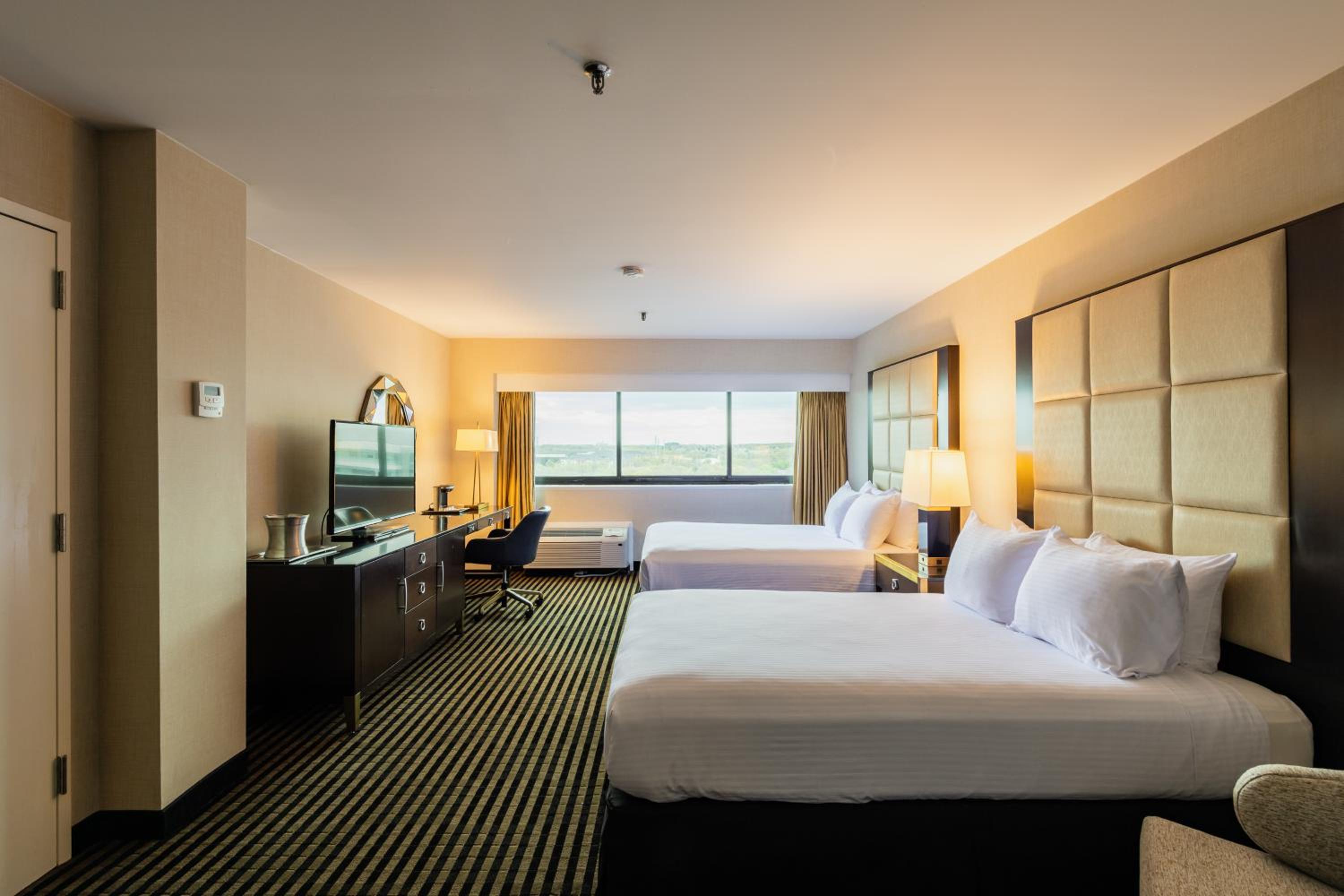 Queen Room with Two Queen Beds - Photo 3