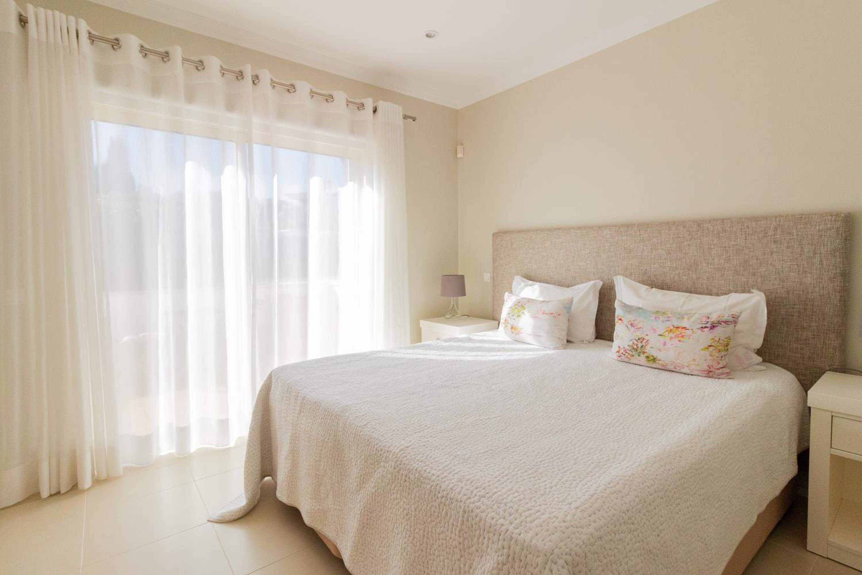 Appartement 2 Chambres avec Bain à Remous - Vue Partielle sur Mer