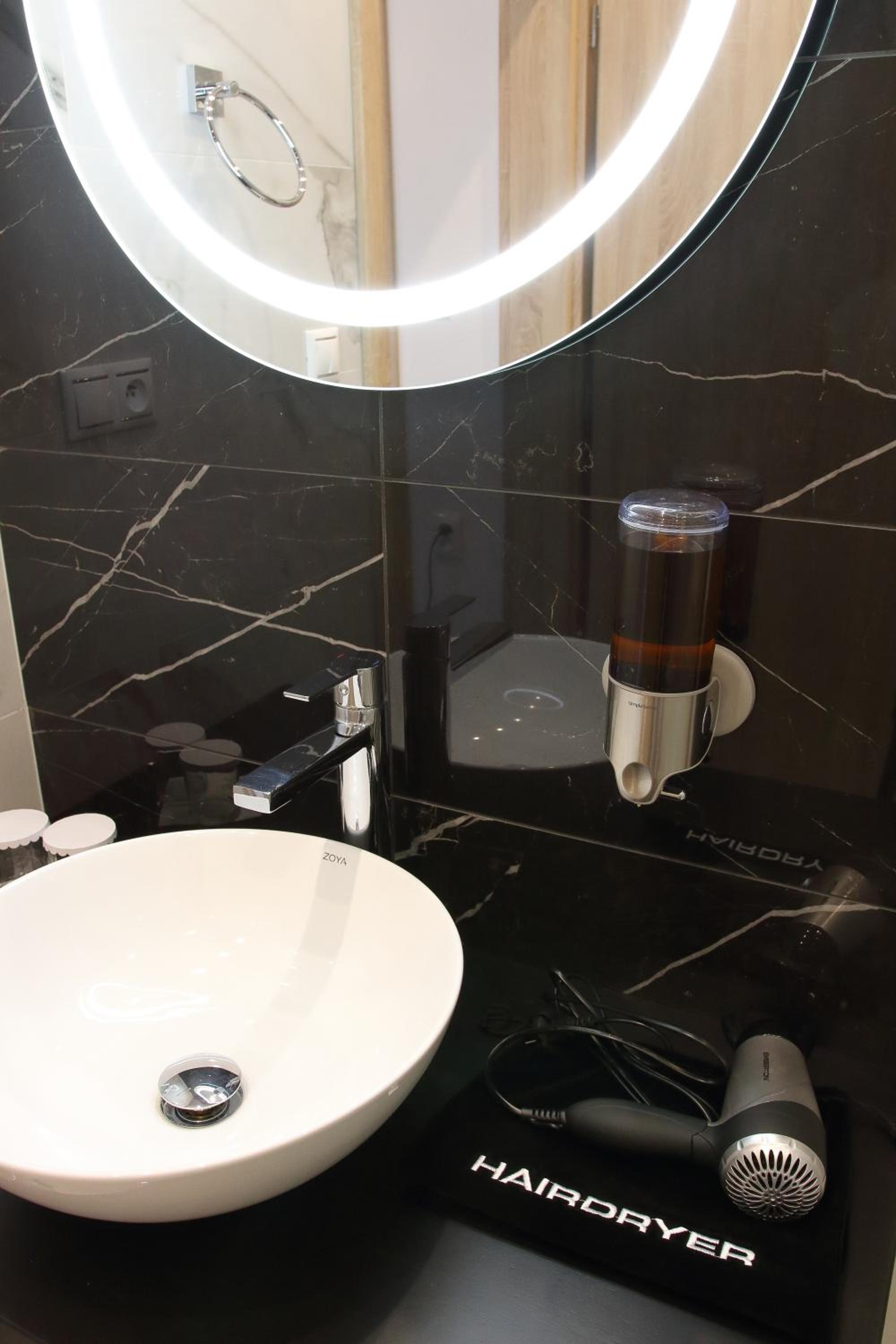Superior King Suite - Photo 7