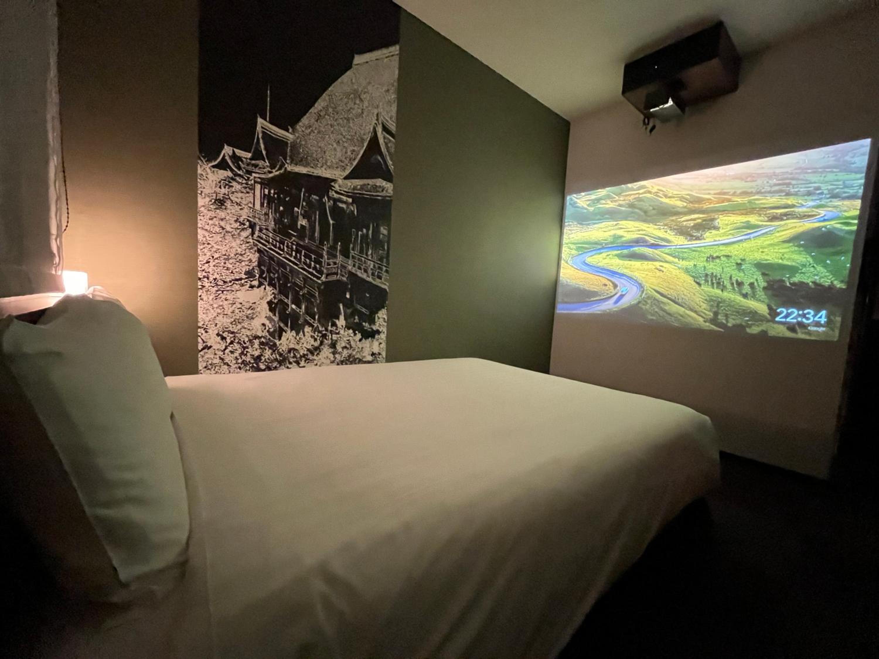 Theater Double Room with Small Double Bed - Non-Smoking photo 3
