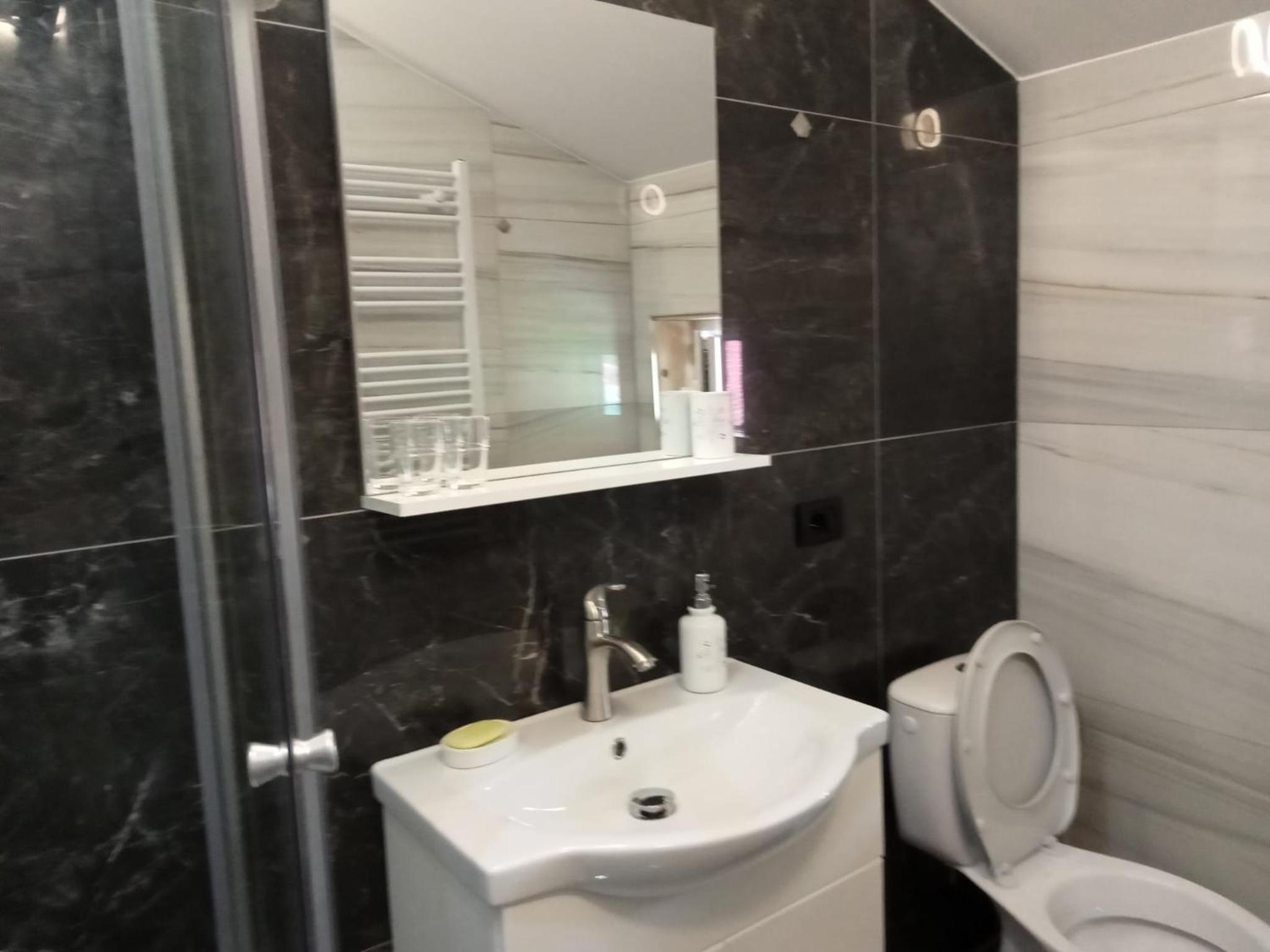 Double Room with Private Bathroom - Photo 5