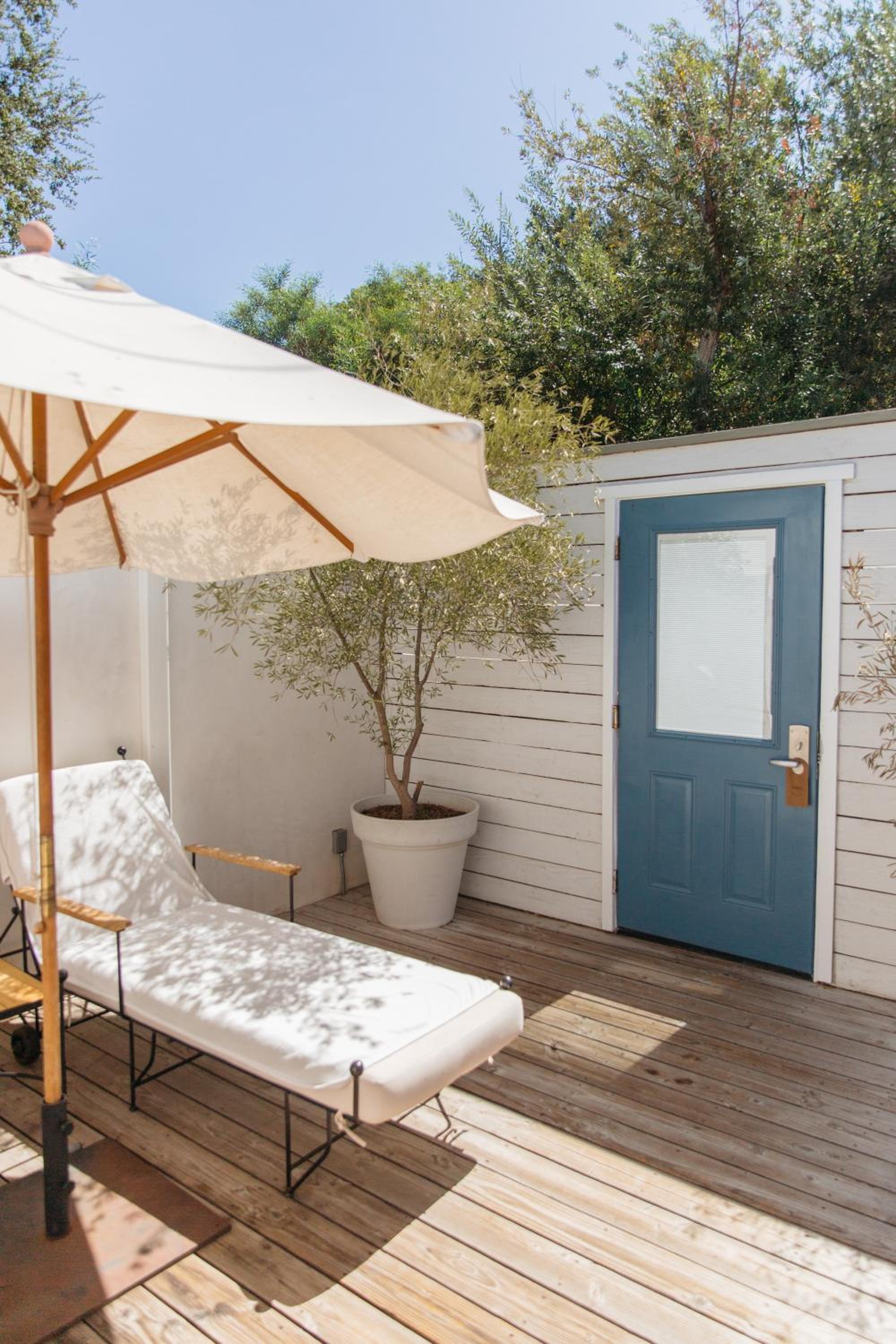 Premium Private Cottage with Outdoor Shower photo 3