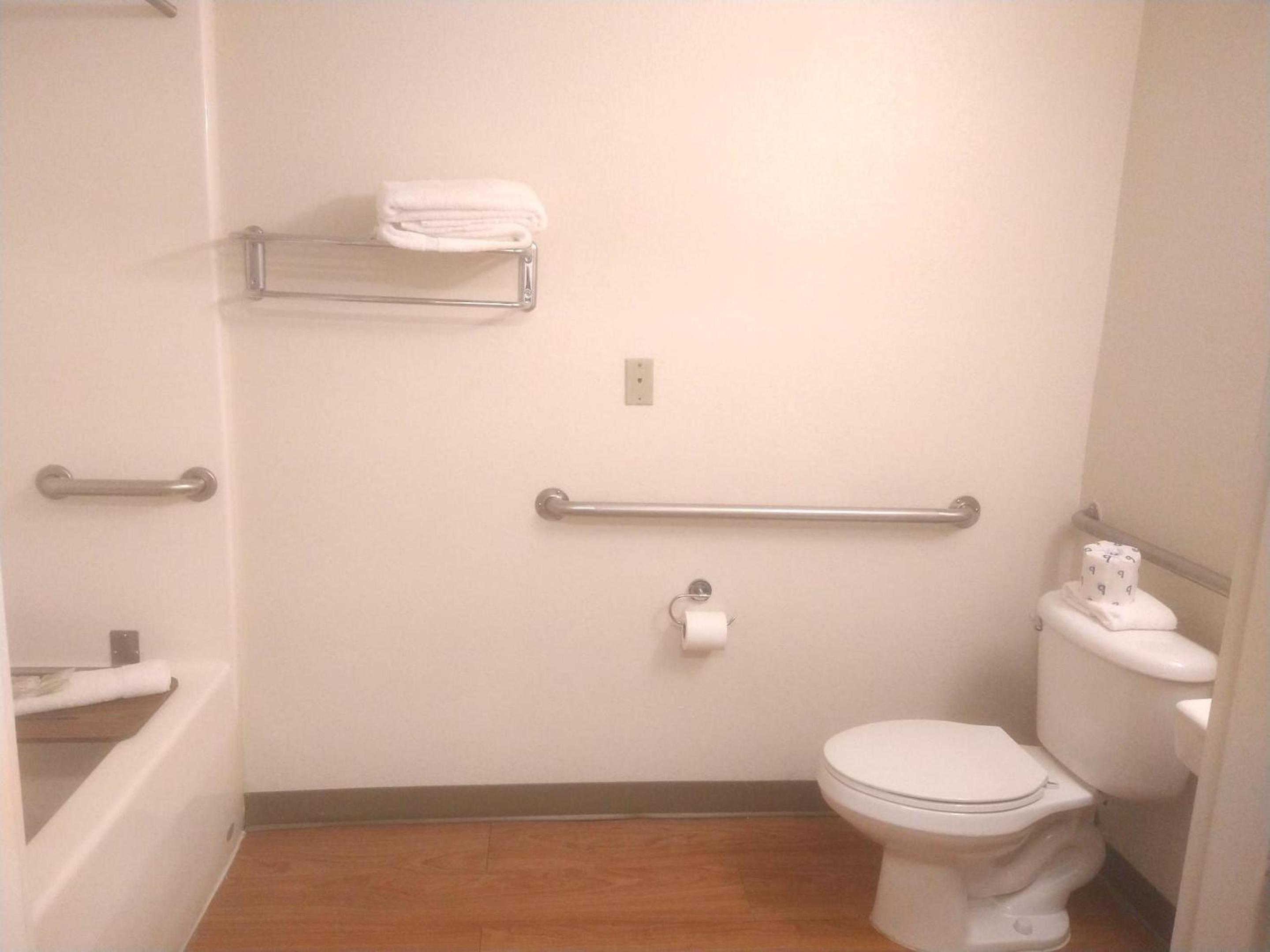 Studio Queen Room Disability Access Non-Smoking - Photo 4