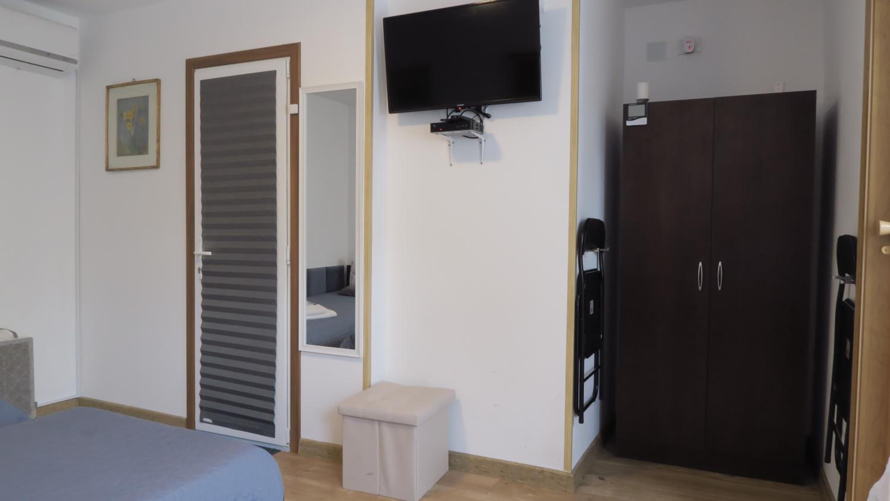 Double Room with Private Bathroom - Photo 10