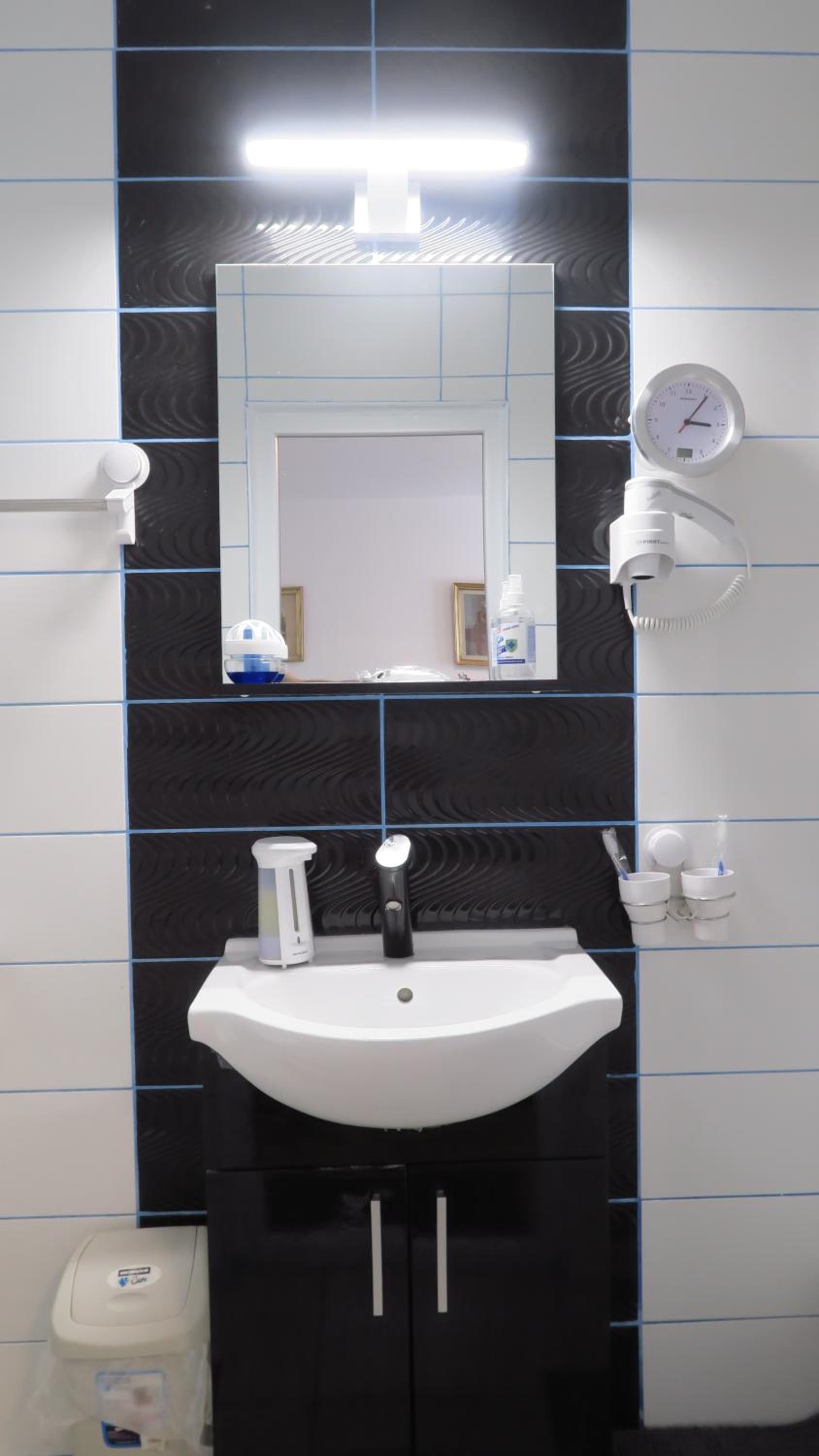 Double Room with Private Bathroom - Photo 5